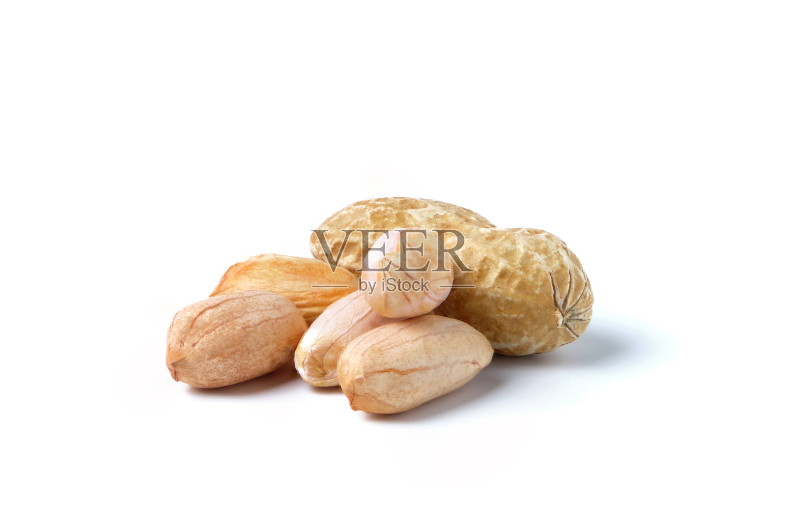 生花生孤立在白色。简言之，就是一堆花生照片摄影图片