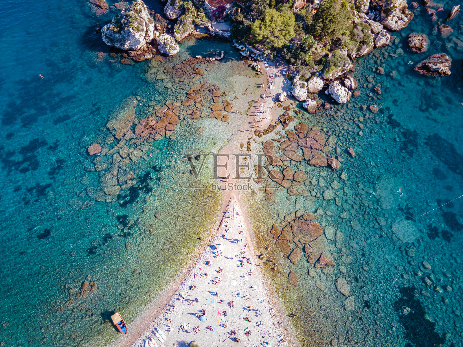 西西里岛陶尔米纳的伊索拉贝拉，意大利西西里岛陶尔米纳伊索拉贝拉海滩和蓝色海水的鸟瞰图照片摄影图片