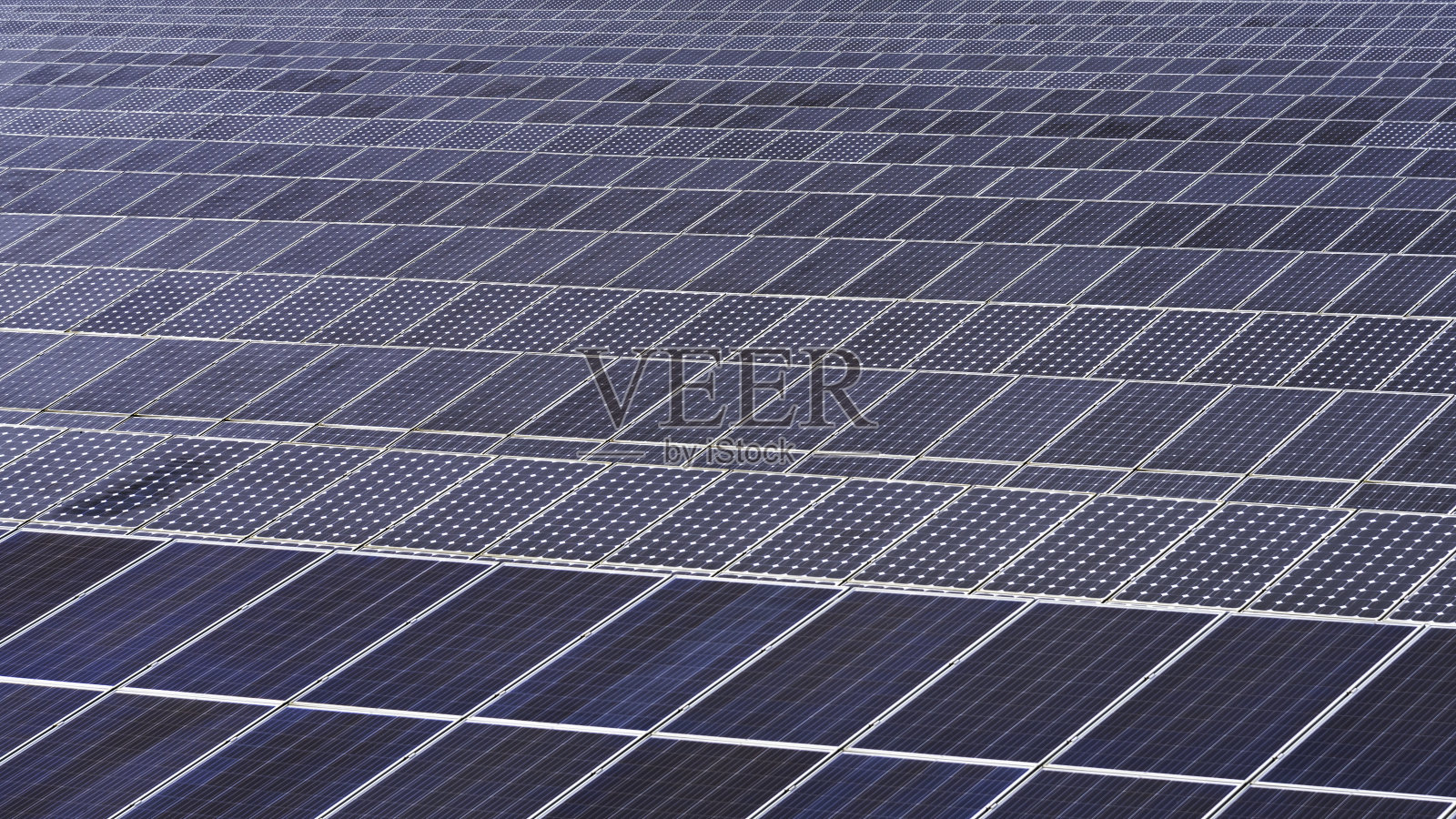 蓝色阳光天空的太阳能电池板。蓝色太阳能板抵御阳光，节约能源照片摄影图片