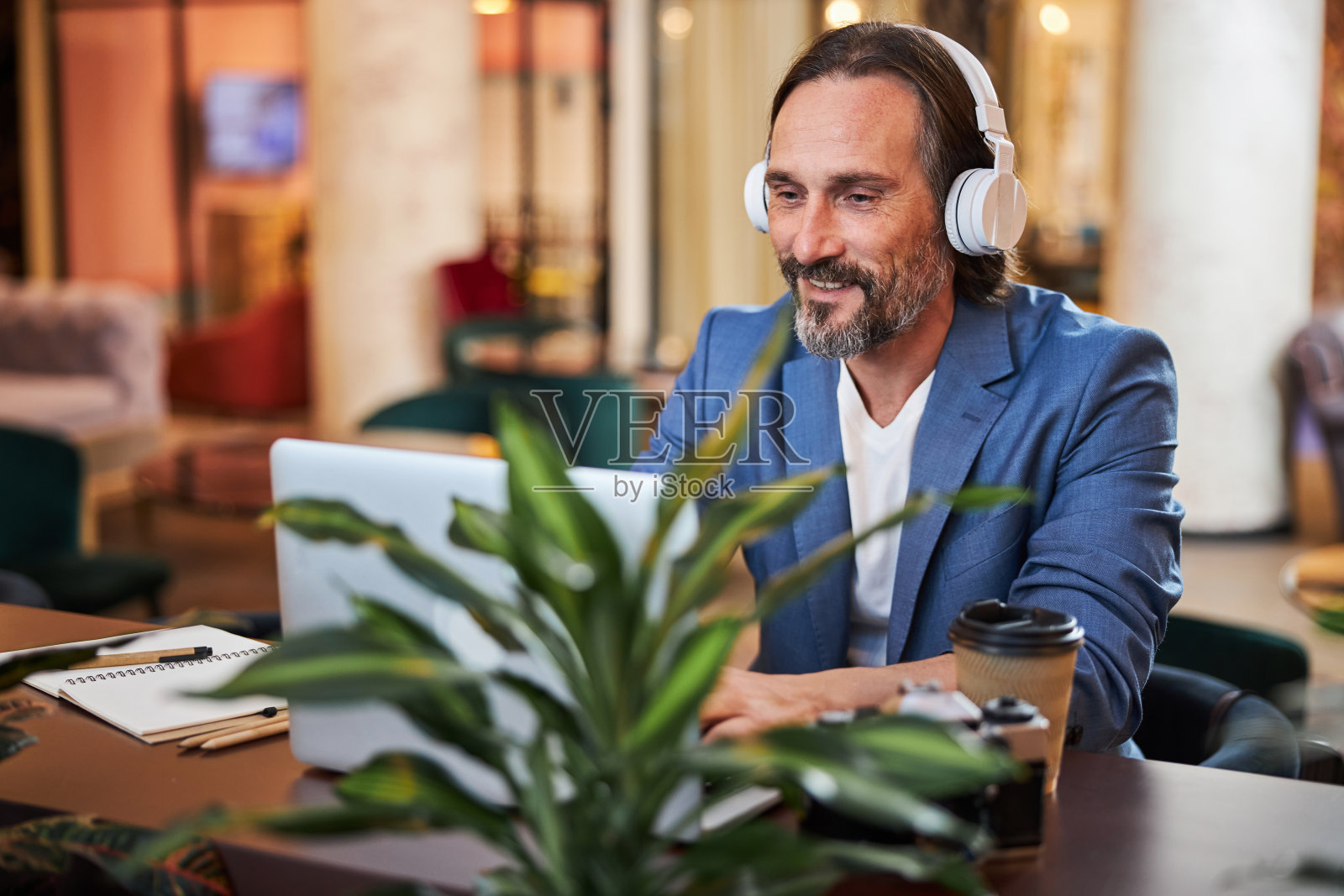 冷静成熟的绅士用他的笔记本电脑与朋友交流照片摄影图片