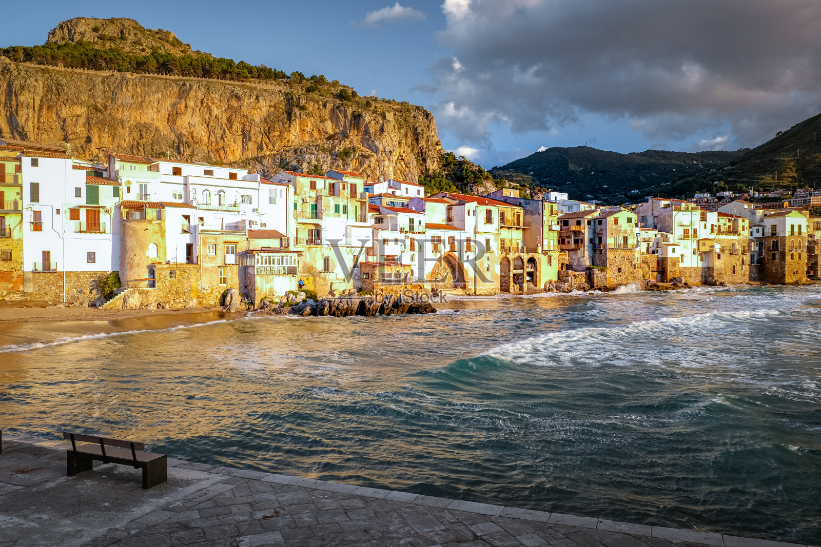 Cefalu，意大利巴勒莫省西西里岛的中世纪村庄照片摄影图片