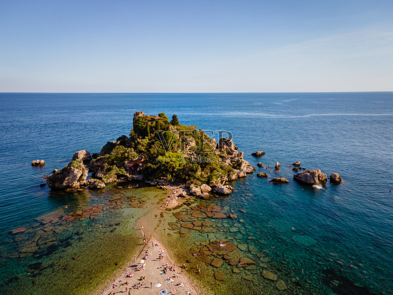 西西里岛陶尔米纳的伊索拉贝拉，意大利西西里岛陶尔米纳伊索拉贝拉海滩和蓝色海水的鸟瞰图照片摄影图片