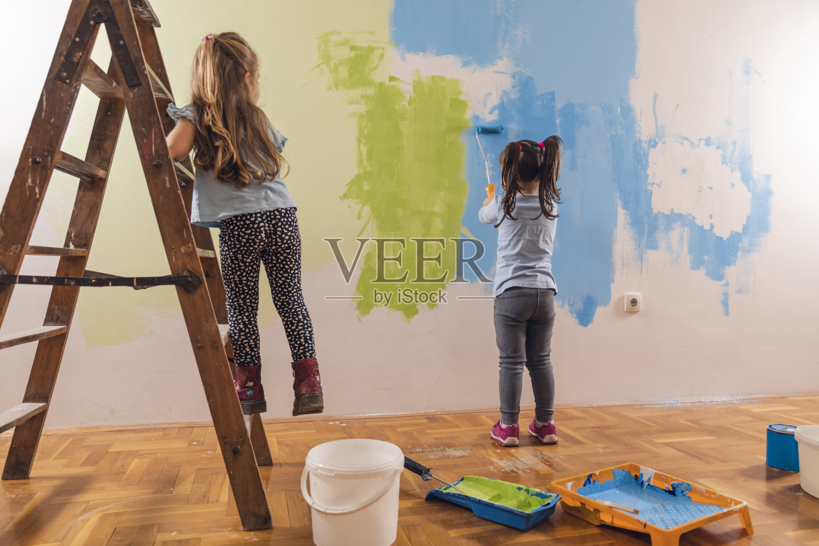 两个女朋友一起刷墙照片摄影图片