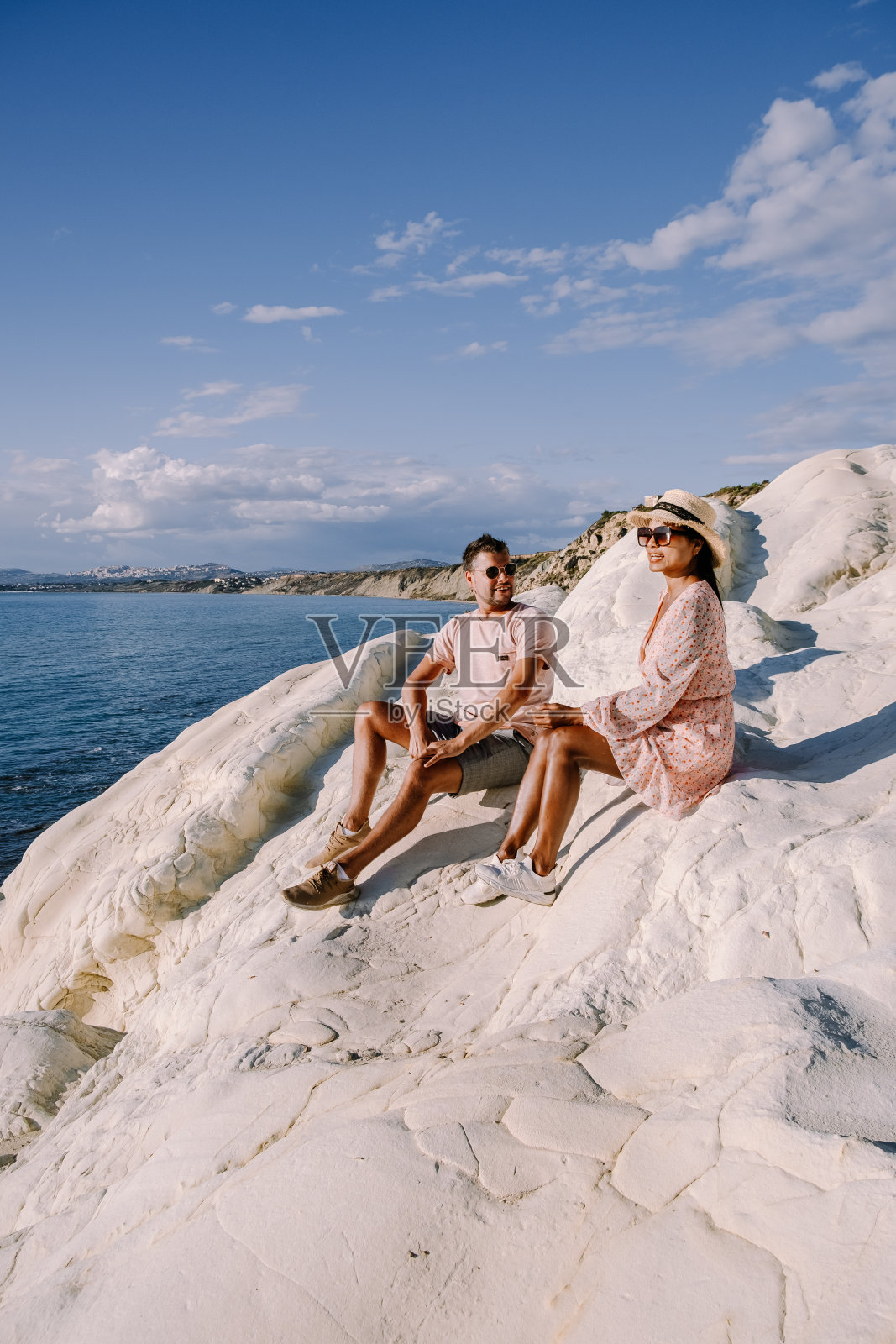 意大利西西里岛阿格里琴托比安卡，白色海滩，白色悬崖上的废弃石头房子的古老废墟照片摄影图片