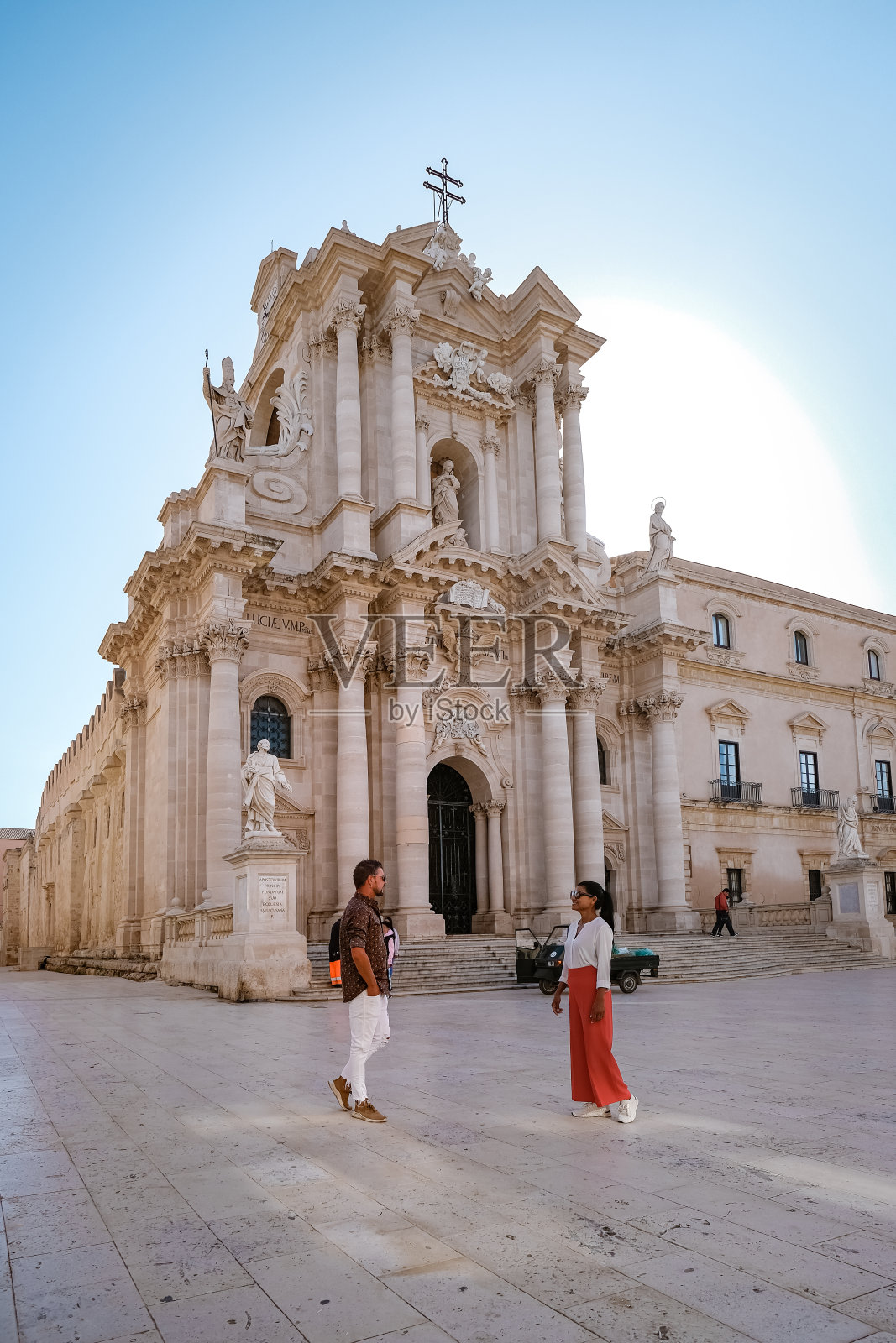一对男人和女人的城市之旅Ortigia在锡拉丘兹的早晨。旅行摄影从锡拉丘兹，意大利在西西里岛。大教堂广场和市场，人们在2020年大流行期间戴着面罩照片摄影图片