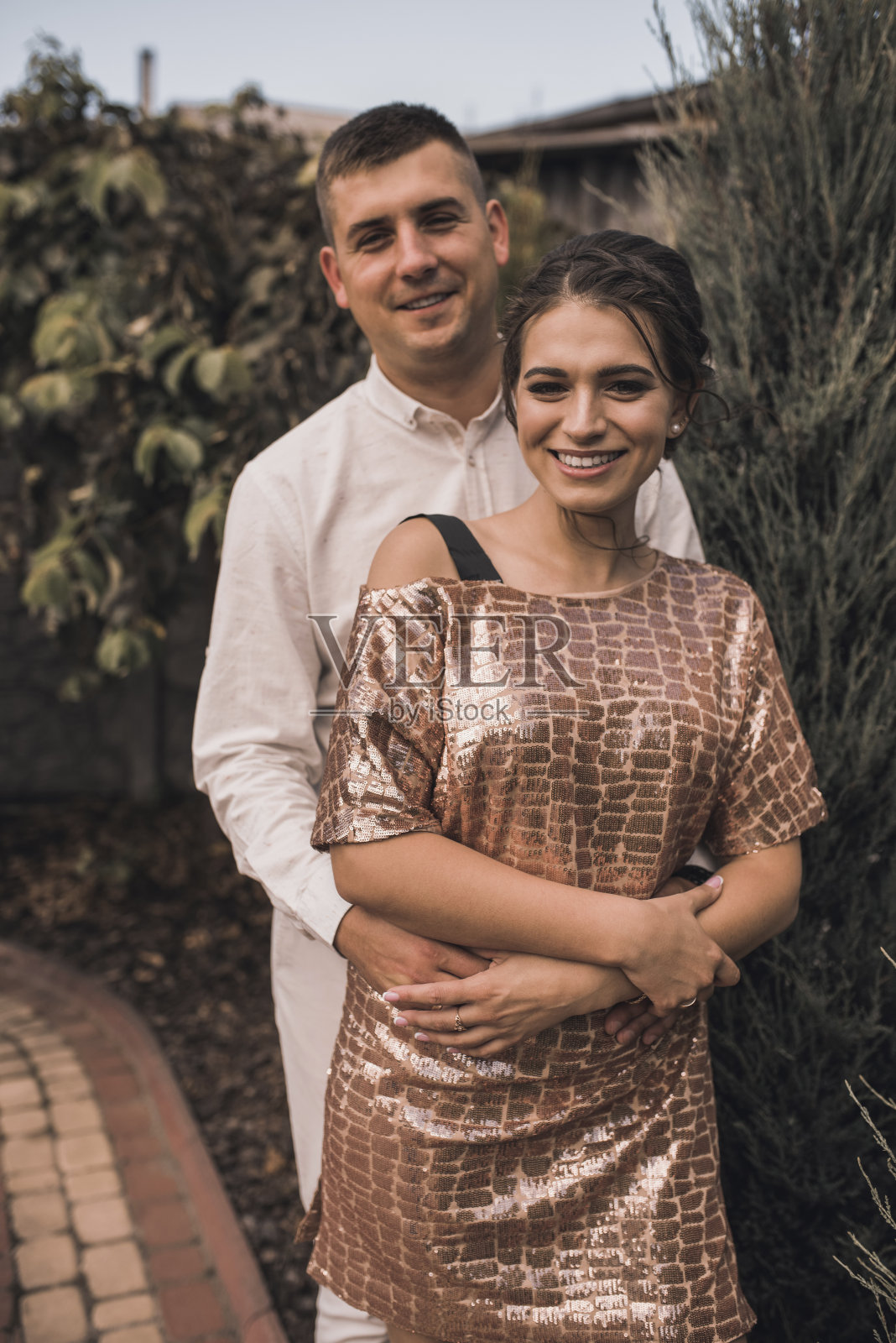 一对情侣穿着节日的时尚衣服拥抱在一起照片摄影图片