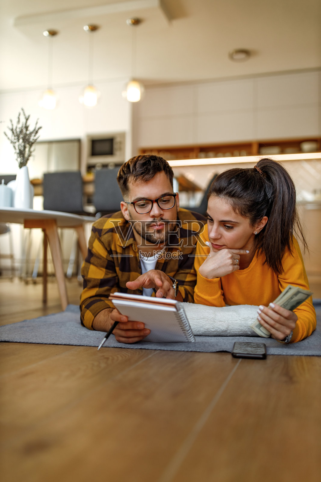 两个情人，买东西，数钱。照片摄影图片