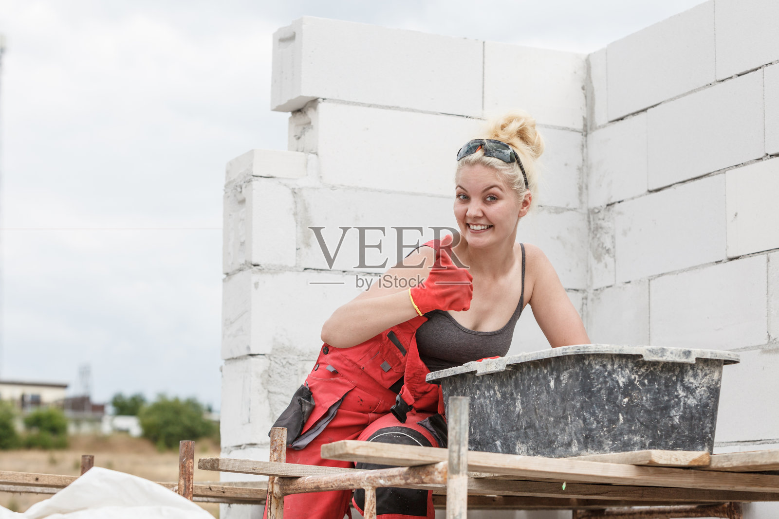 在房屋建筑工地工作的妇女照片摄影图片