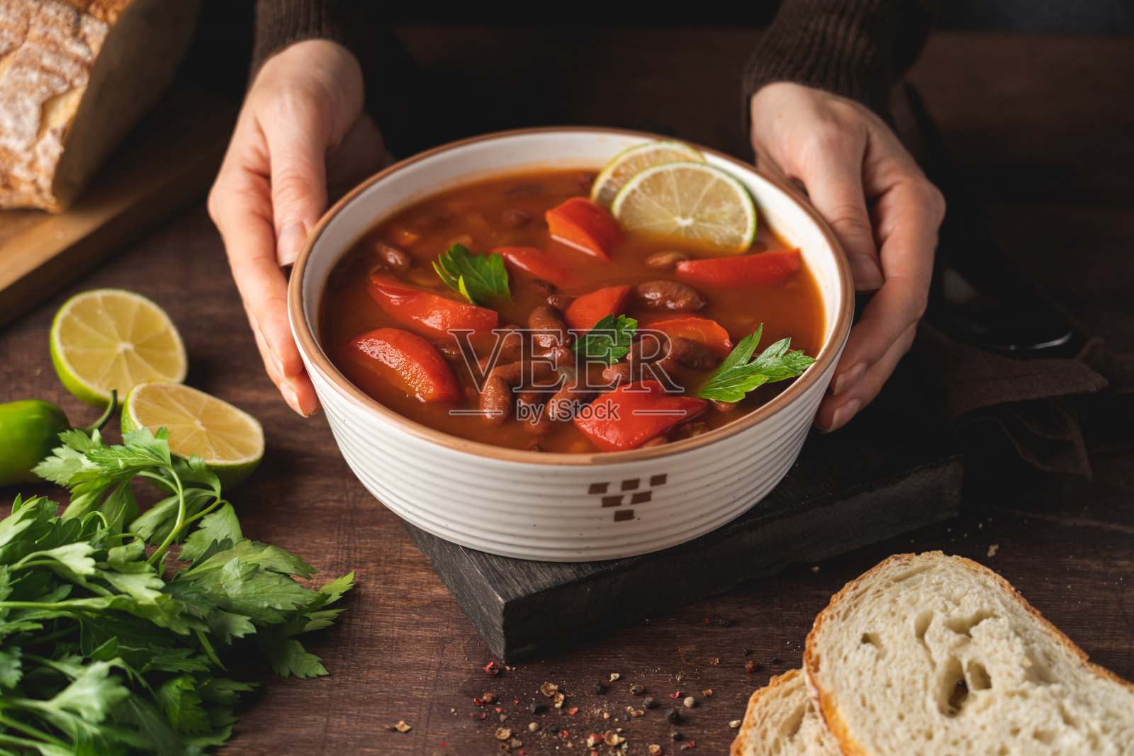 青菜炖豆。季节性舒适的一锅食物在深棕色的石板背景上照片摄影图片