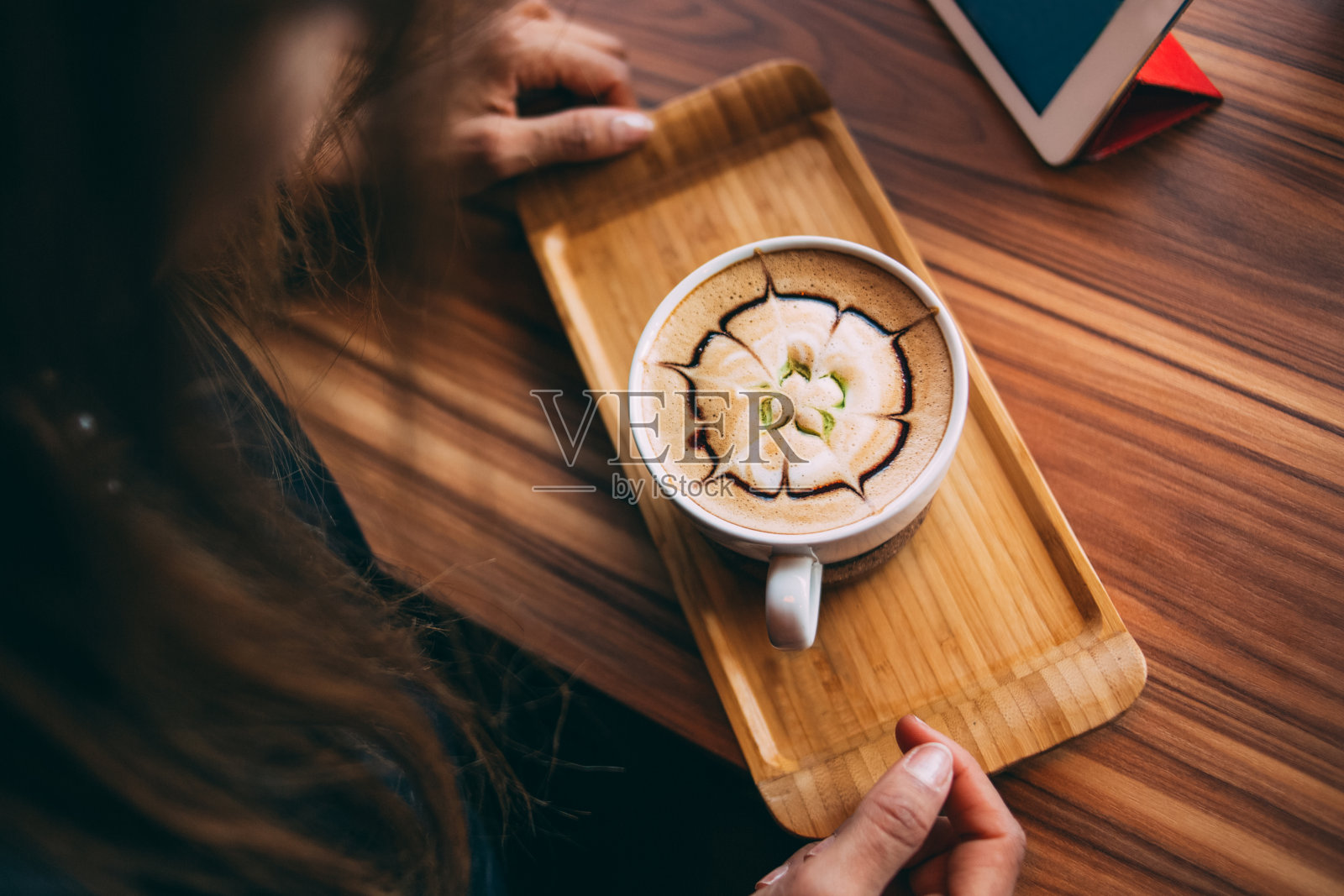 女子喝一杯拿铁照片摄影图片
