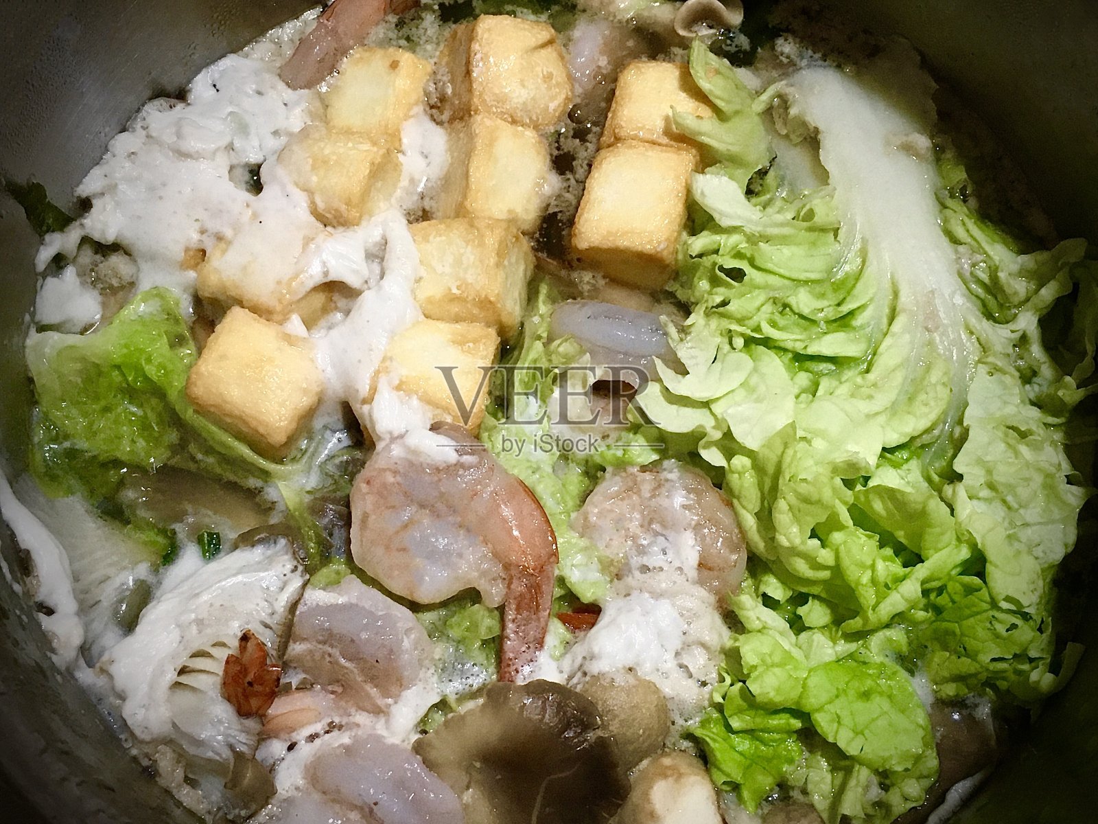 虾、蔬菜、豆腐肉汤照片摄影图片