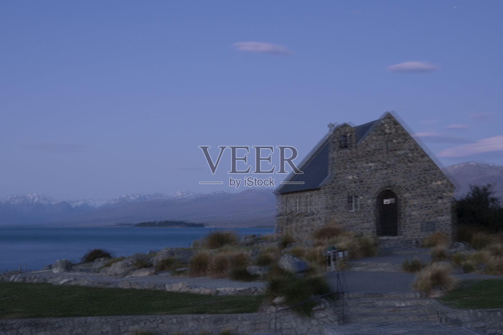 黄昏时分，历史悠久的好谢帕德教堂是特卡波湖畔著名的旅游景点照片摄影图片