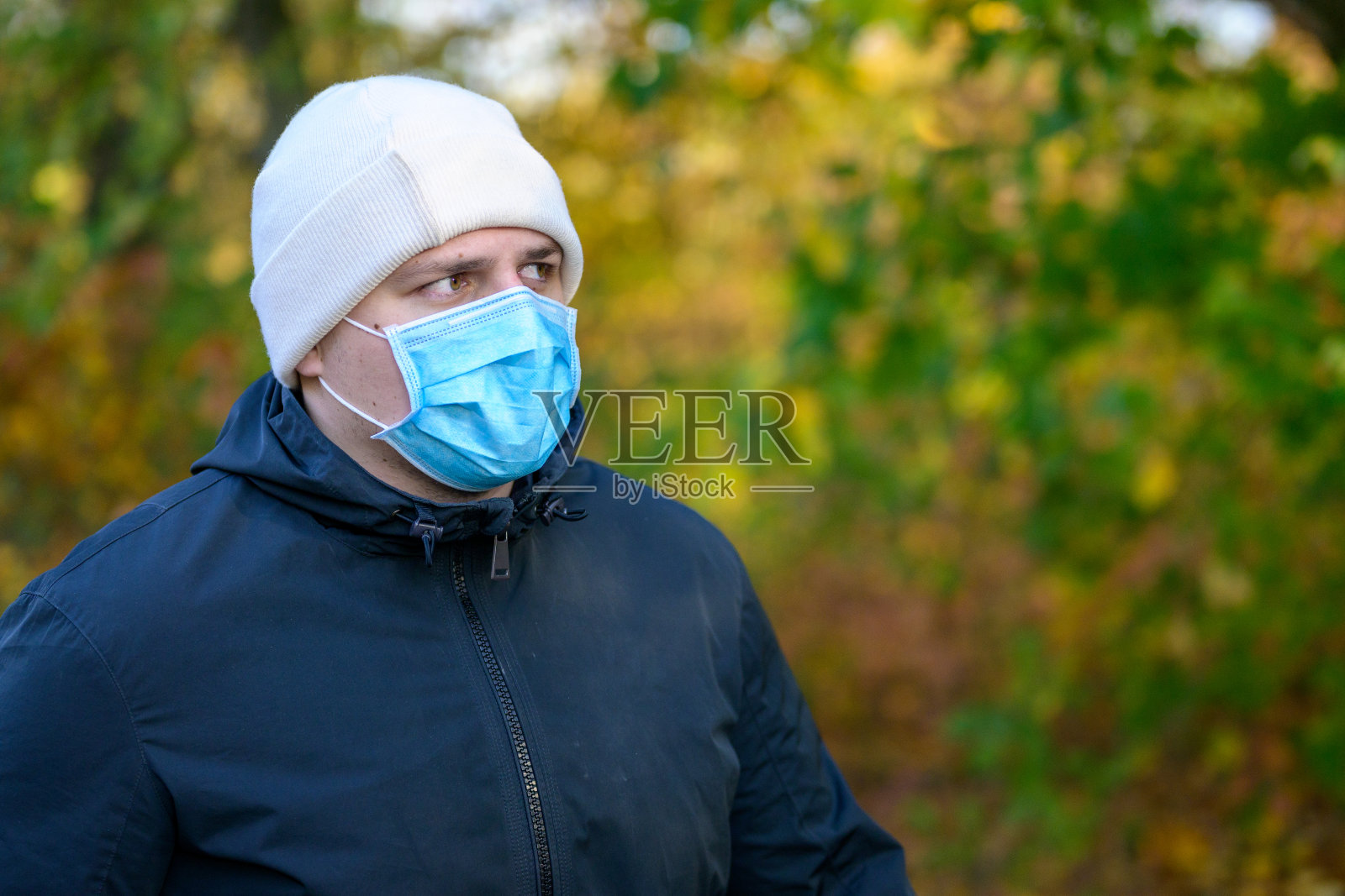 一个年轻人在秋天穿过树林照片摄影图片