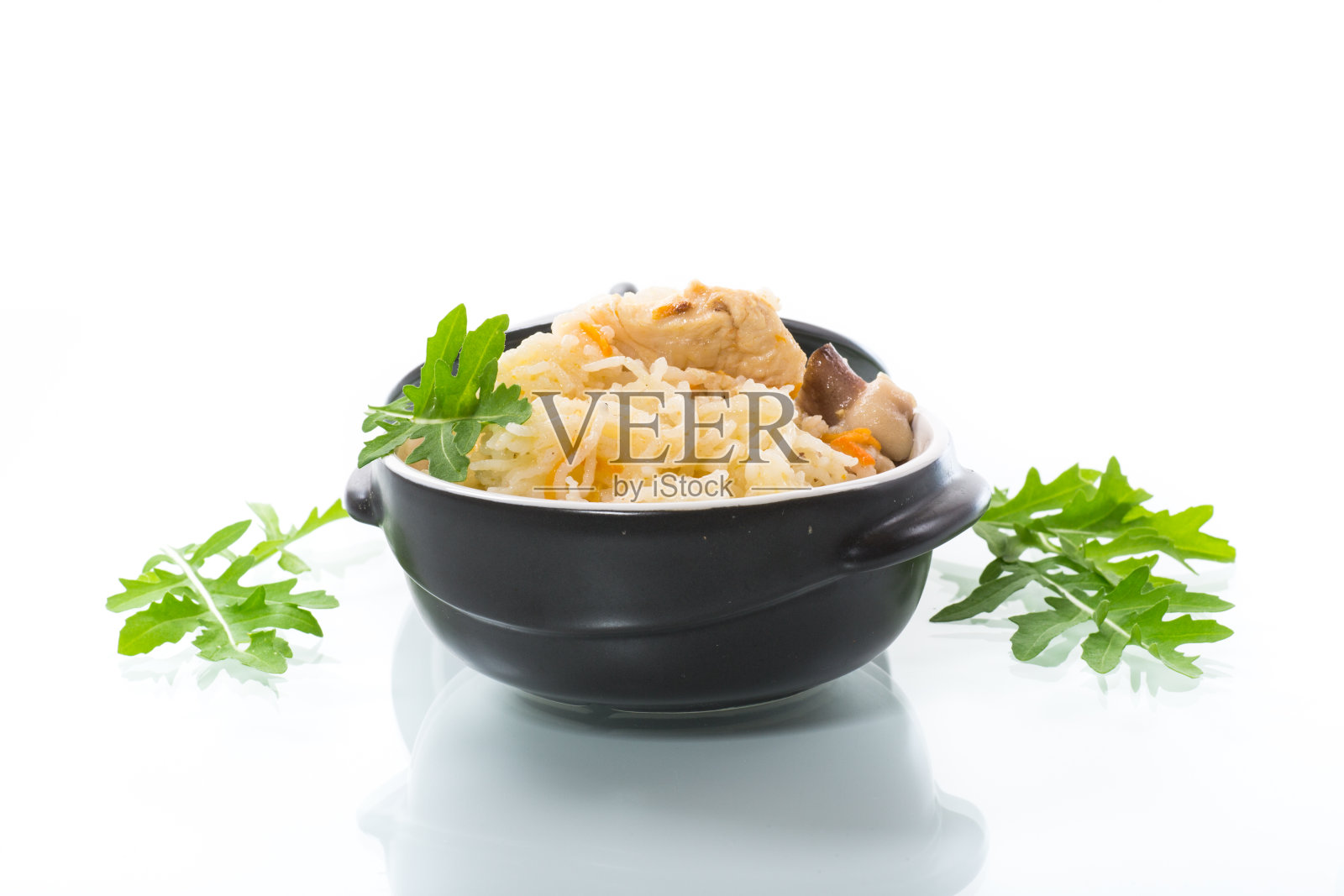 用瓷碗煮米饭，配上蔬菜和肉照片摄影图片