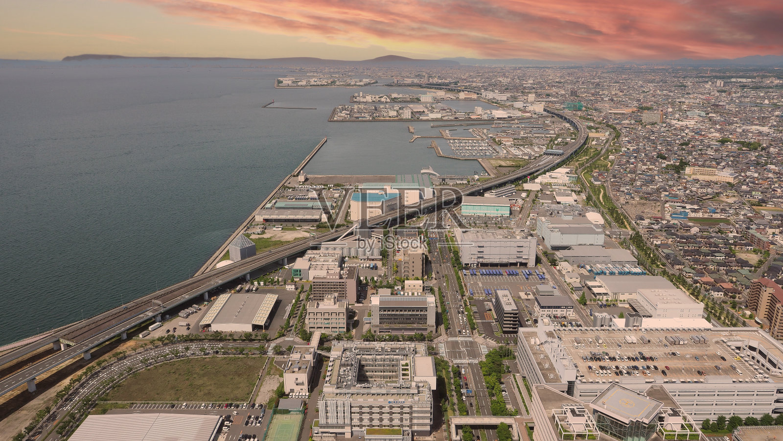 鸟瞰日本大阪关西湾地区的图像，包括位于关西国际机场对面的大型高档机场，以及日本关西大阪湾西部最大的机场。照片摄影图片