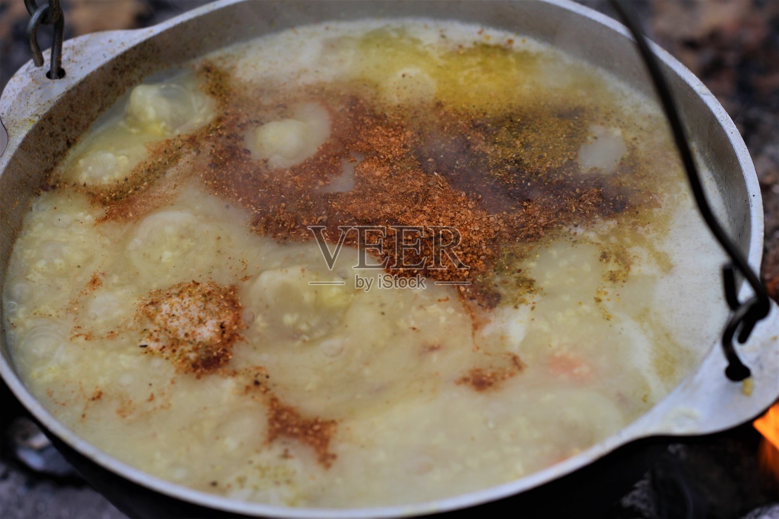 锅里的汤与香料放在火上照片摄影图片