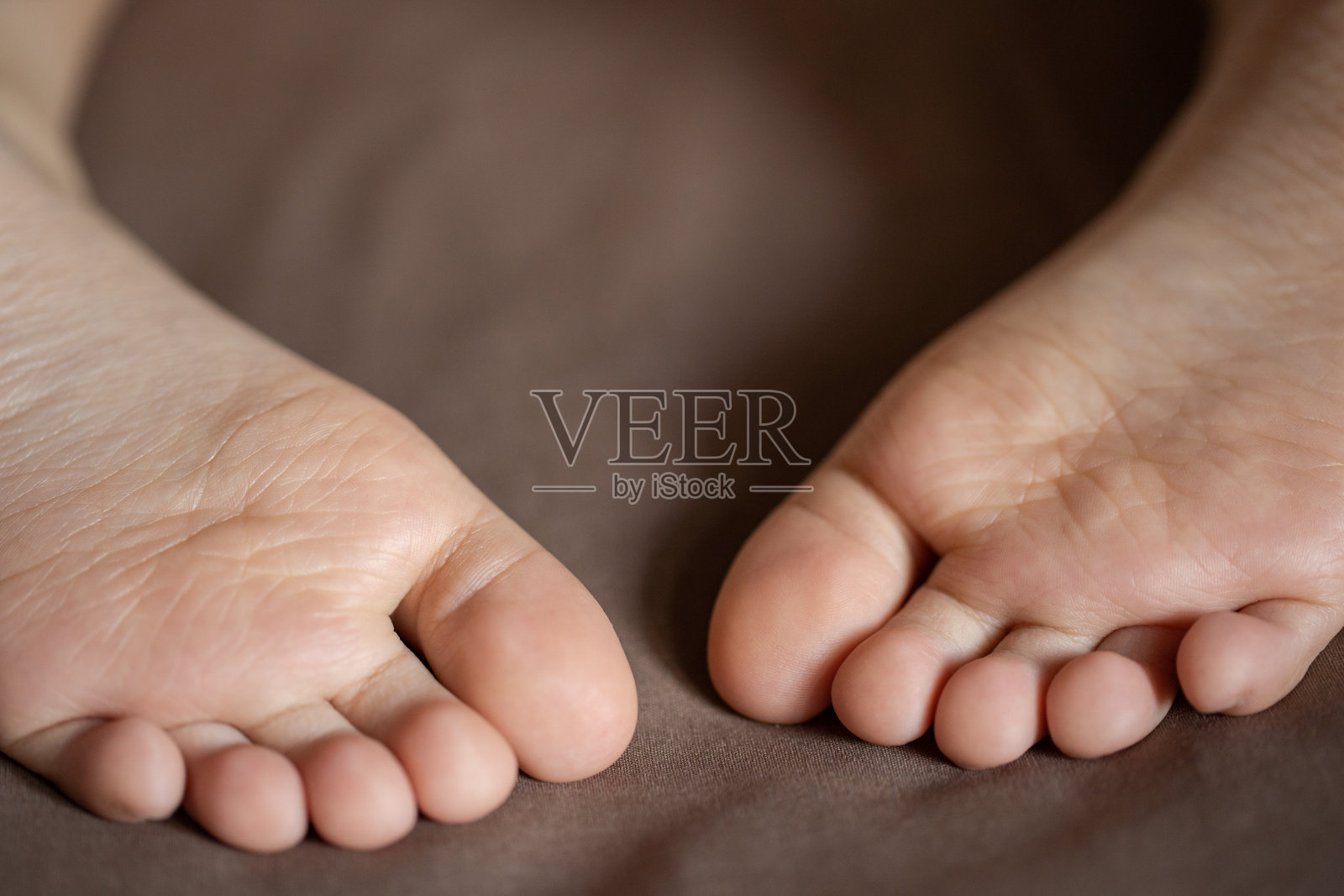 可爱的小女孩的脚特写照片摄影图片