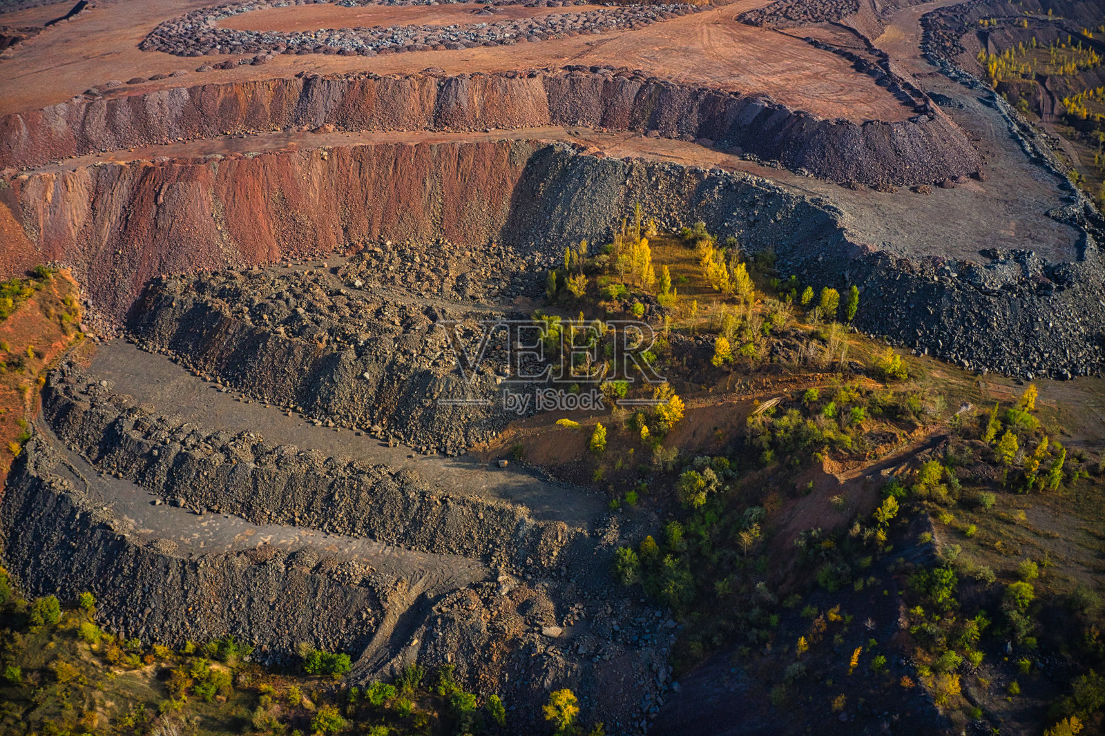 采石场附近有巨大的废铁堆照片摄影图片