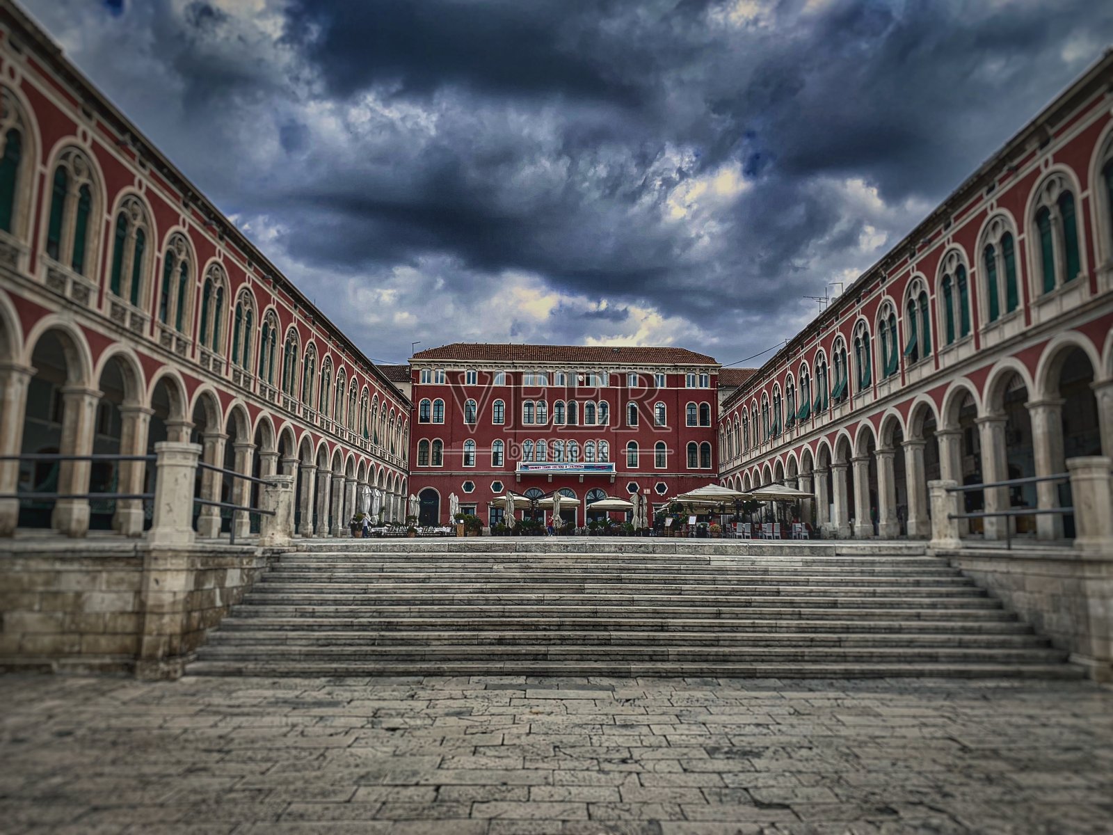 暴风雨的天空在分裂照片摄影图片