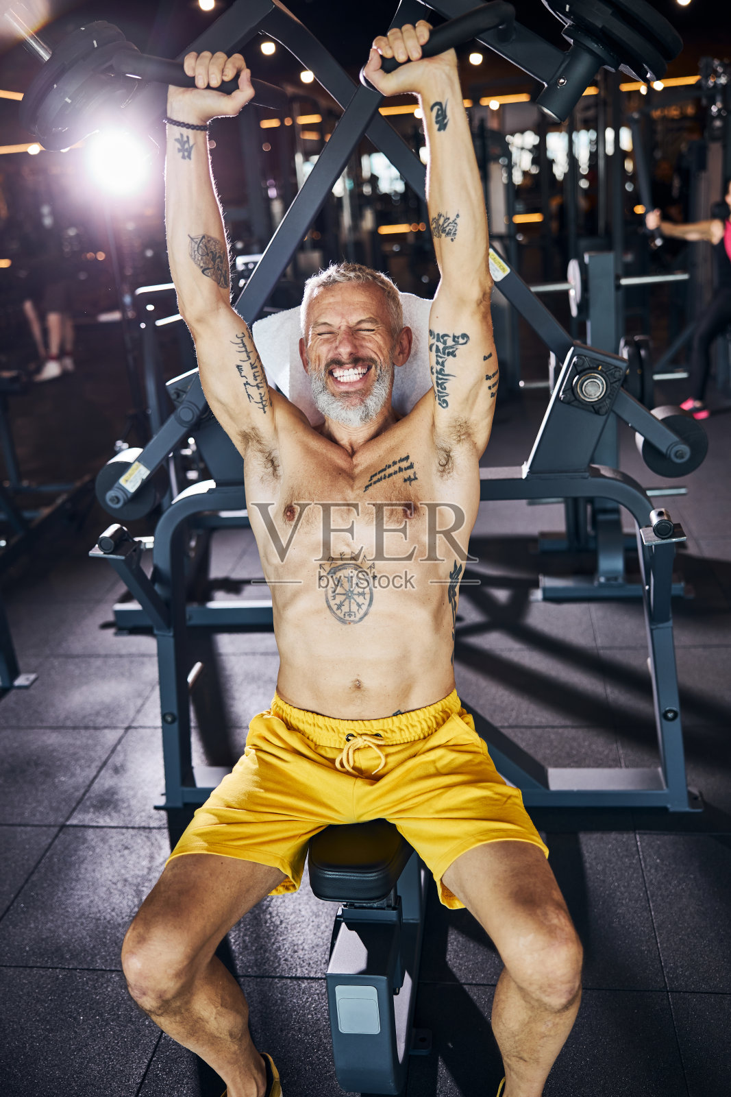 精力充沛的男人在做上半身锻炼照片摄影图片