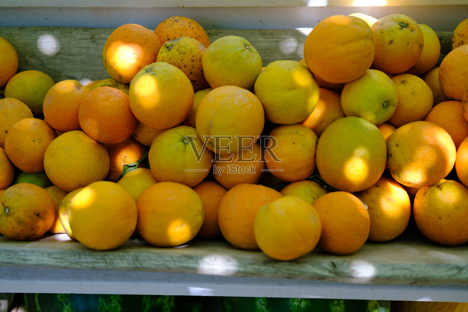 阳光下，木箱里新鲜采摘的橙子照片摄影图片