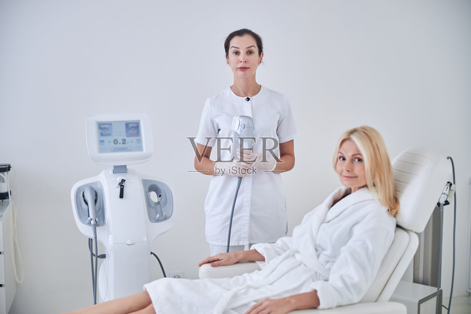 漂亮的时尚女性花时间在美容师的橱柜照片摄影图片