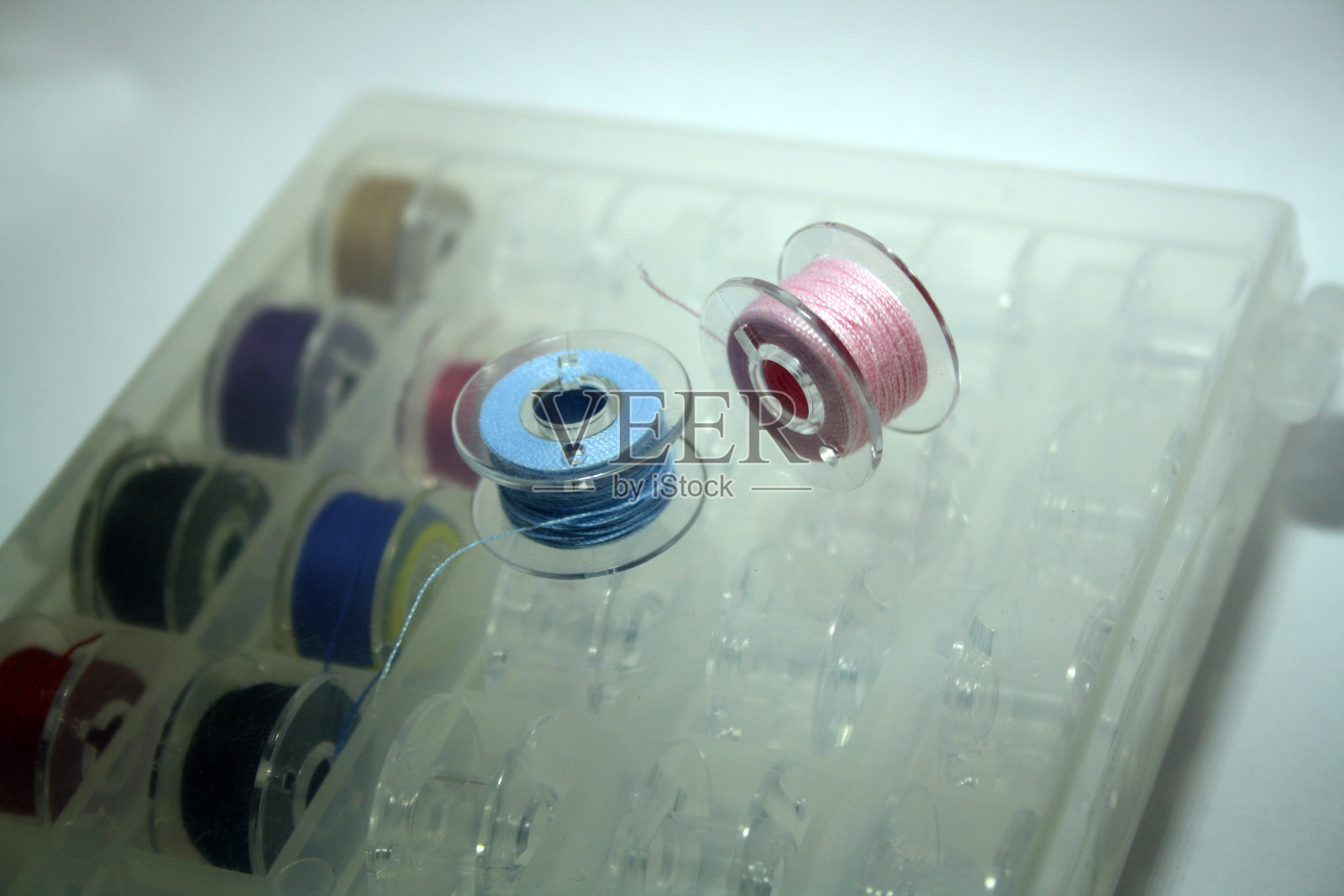 蓝线绕在线轴上。照片摄影图片