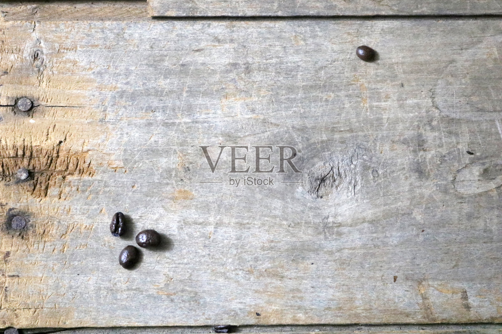 四颗浓缩咖啡豆放在一个有复印空间的旧棕色木箱上照片摄影图片