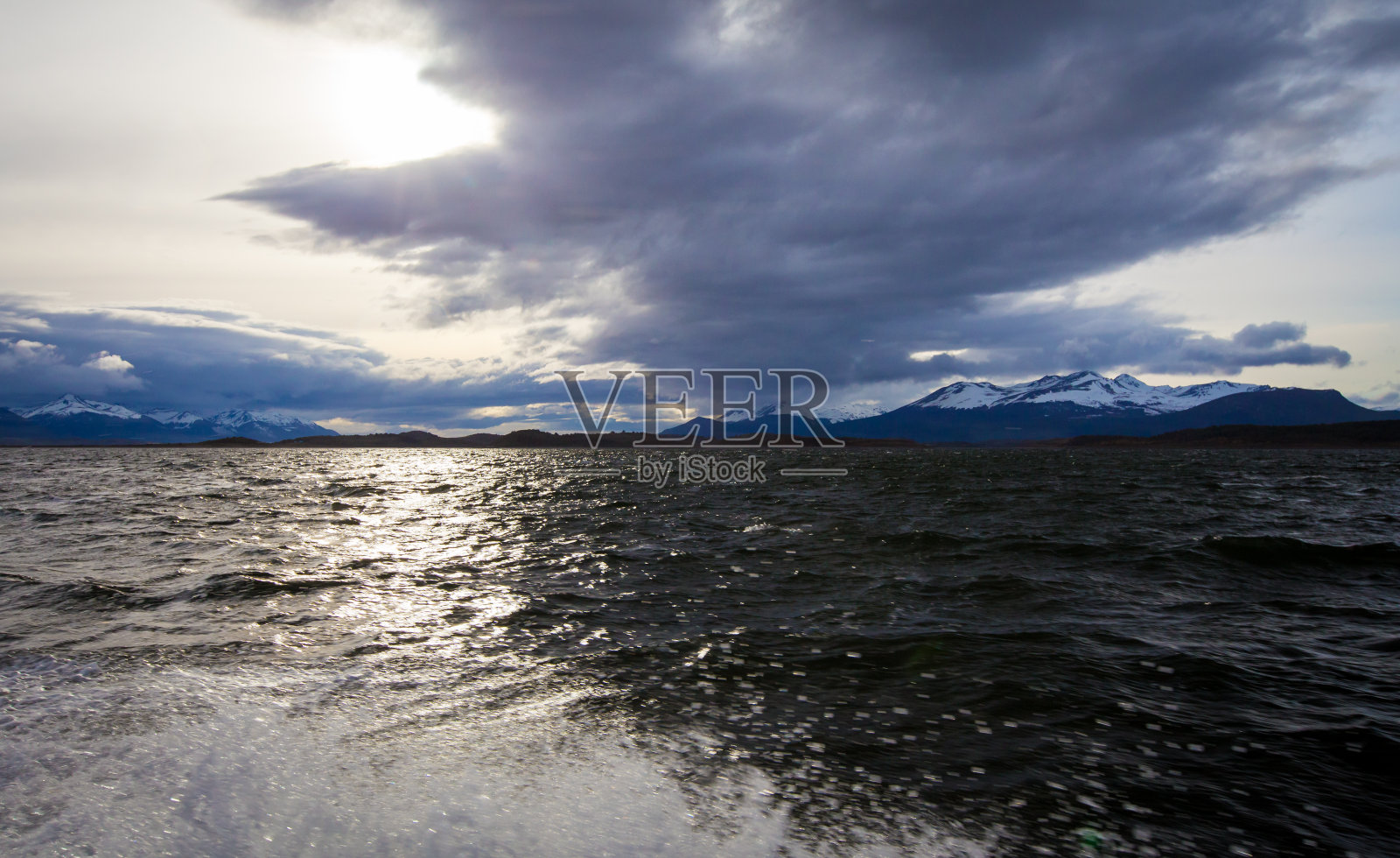 巴塔哥尼亚海面上的乌云照片摄影图片