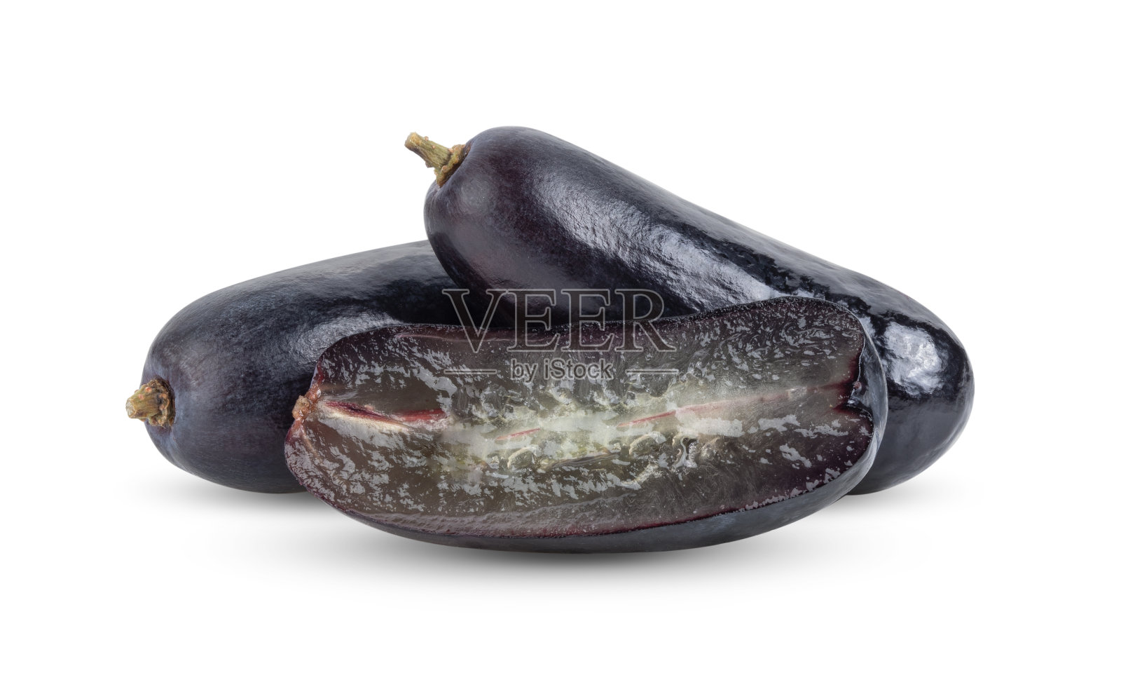 白色背景上的黑葡萄具有充分的景深照片摄影图片