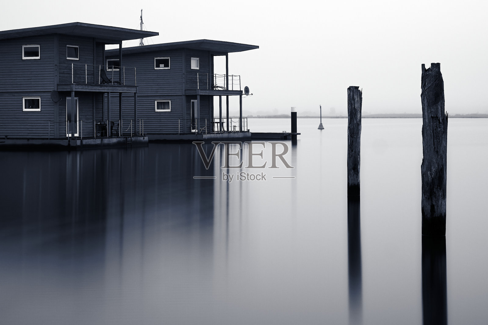 有雾的日子里漂浮的房子照片摄影图片