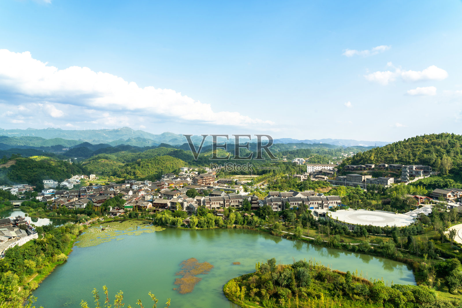 中国贵州西江苗族村寨传统木房背后的高角度山景照片摄影图片