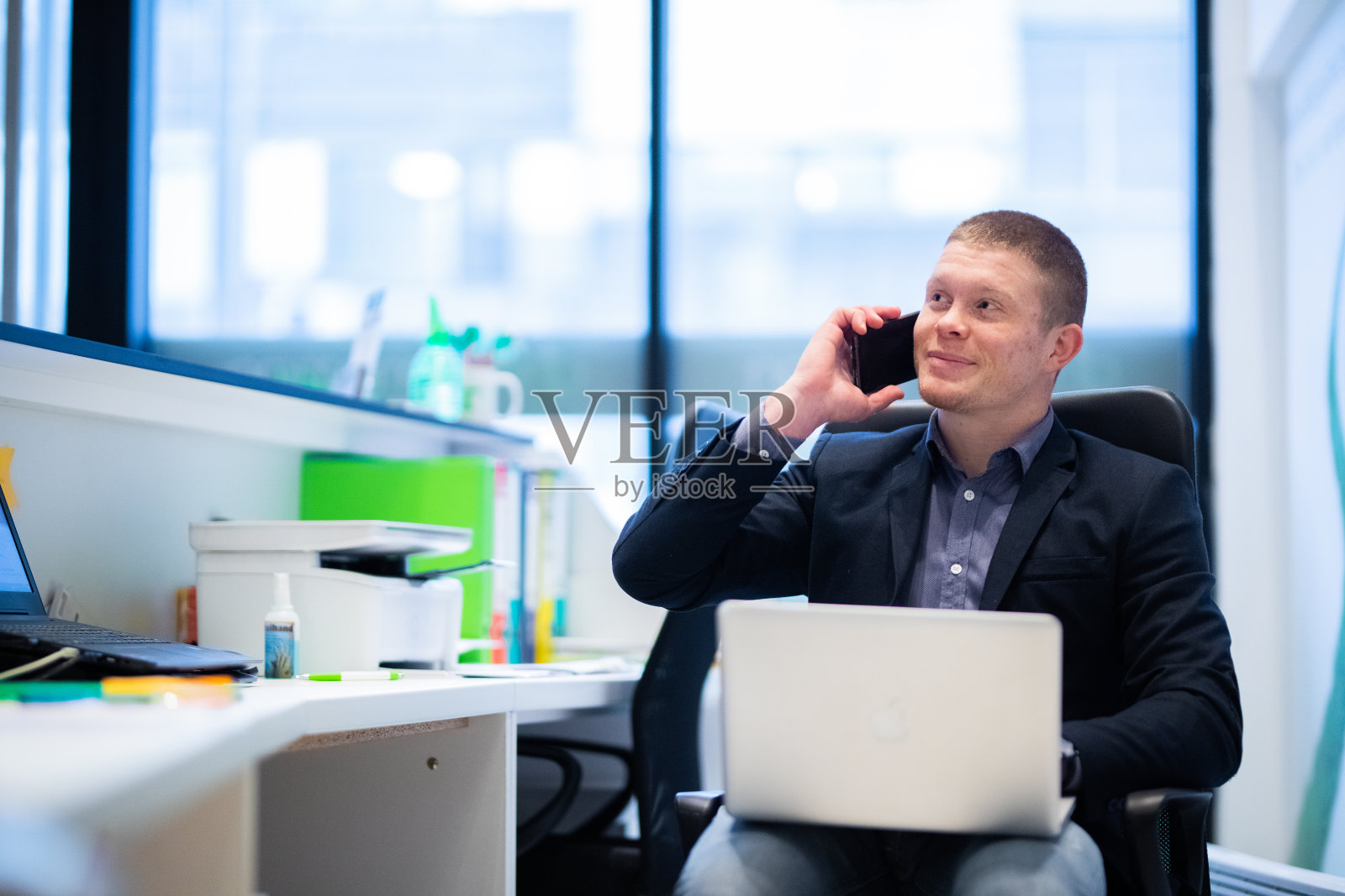 经理在打电话照片摄影图片