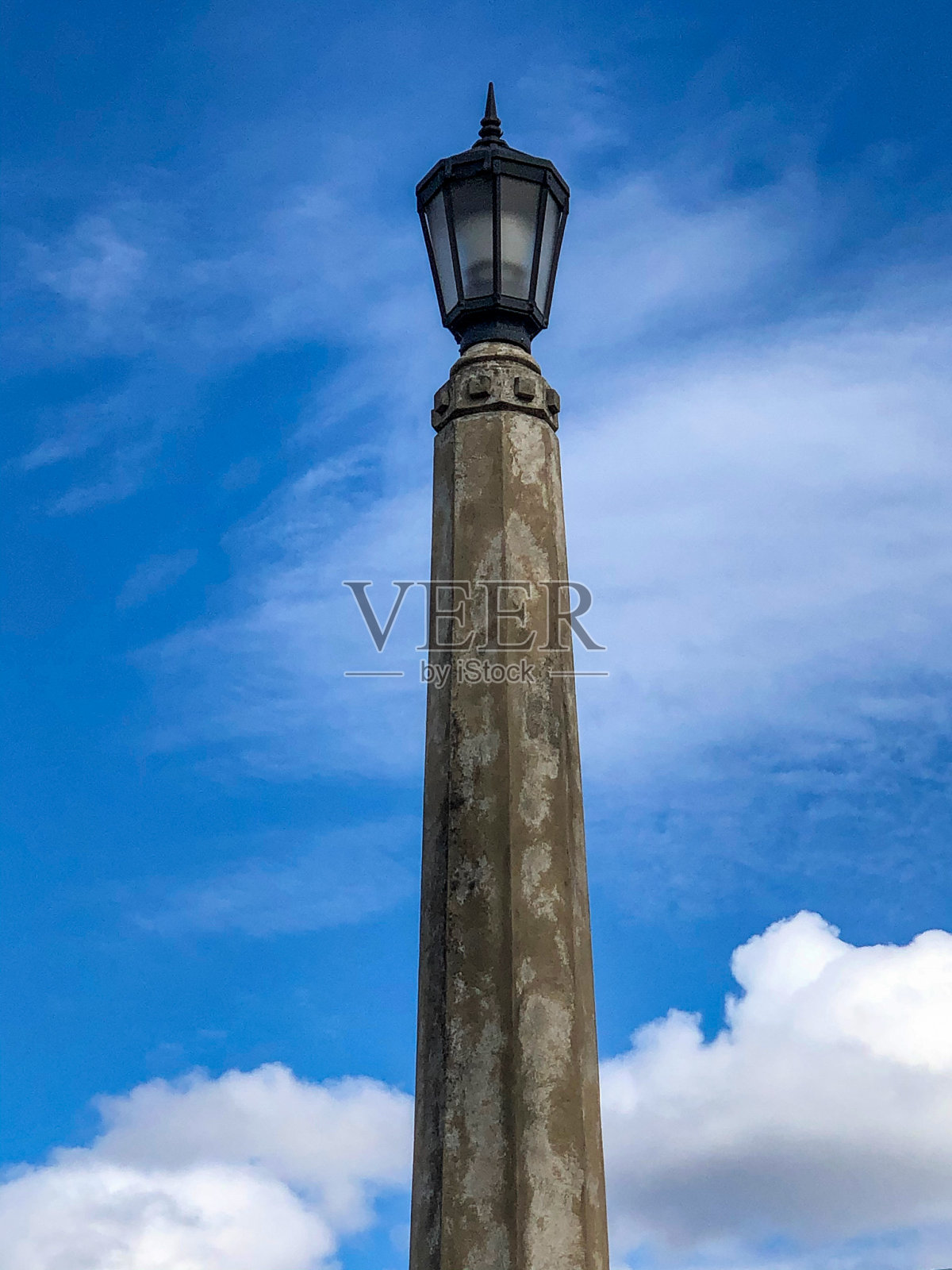 蓝天下的高灯杆照片摄影图片