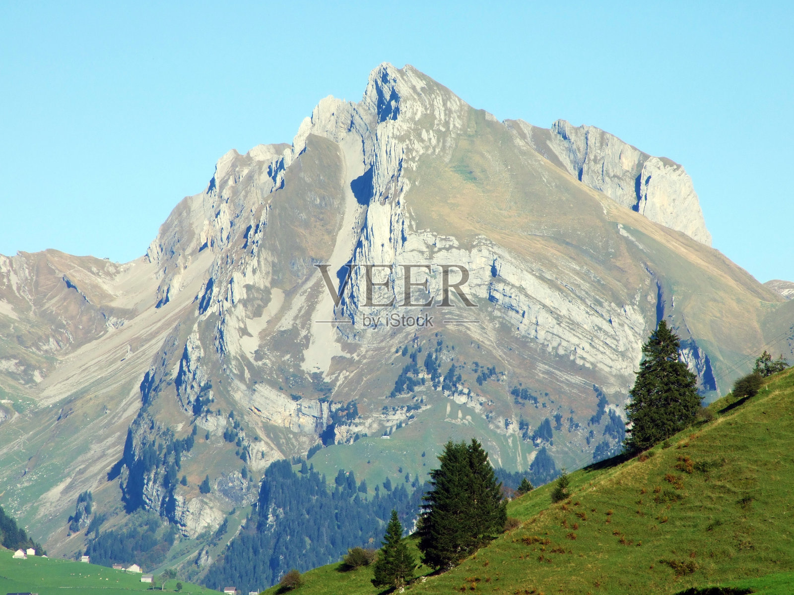 在瑞士圣加伦州斯塔肯巴赫，从托根堡地区的Churfirsten高山山脉俯瞰阿尔卑斯山照片摄影图片