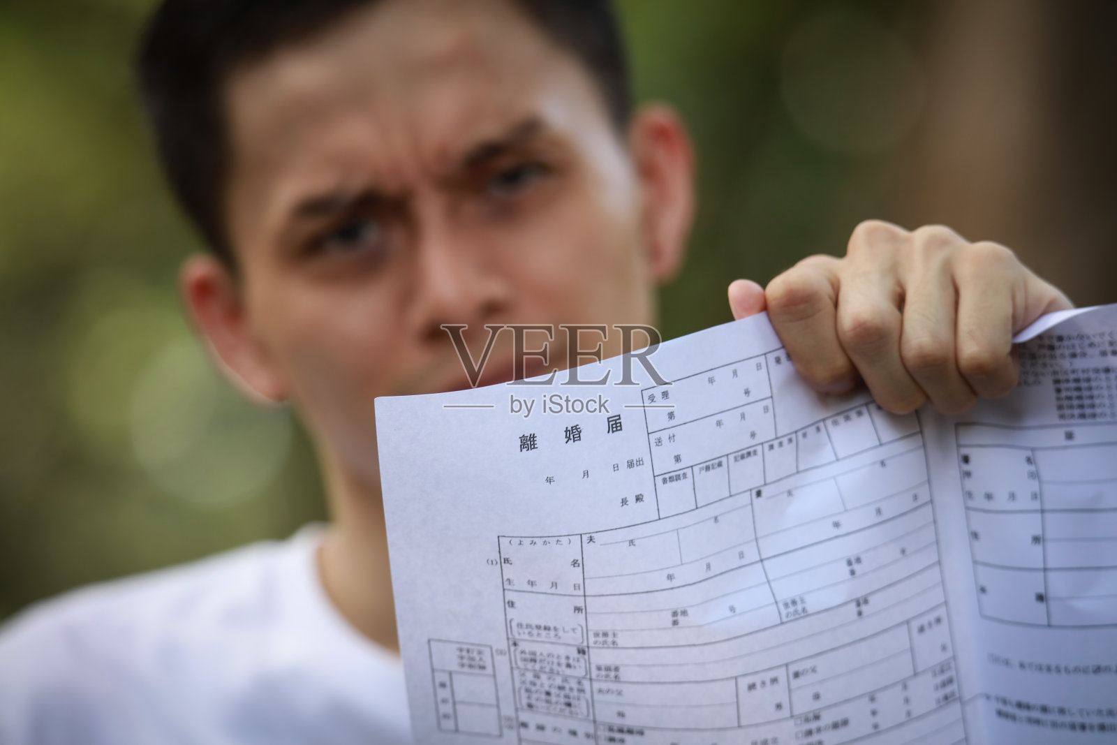 提交离婚通知书的男人照片摄影图片
