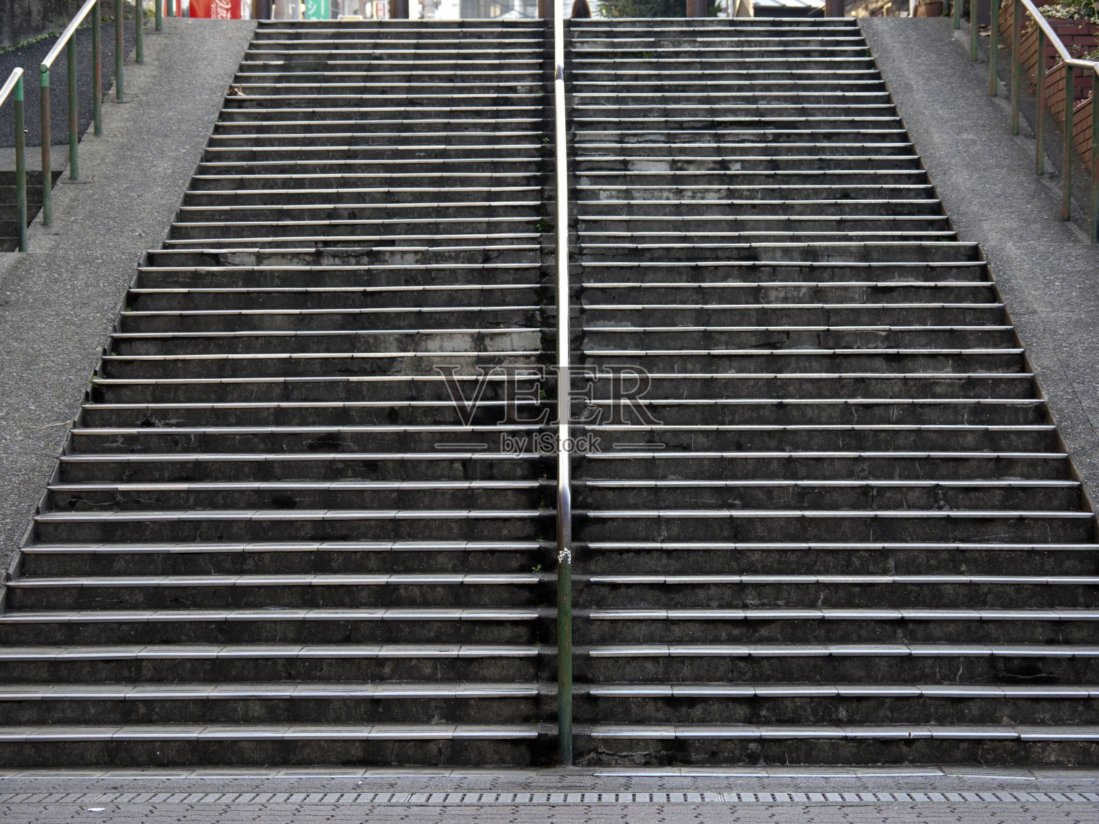 Yuyakedandan。俯瞰东京荒川西西浦里谷中银座的楼梯照片摄影图片