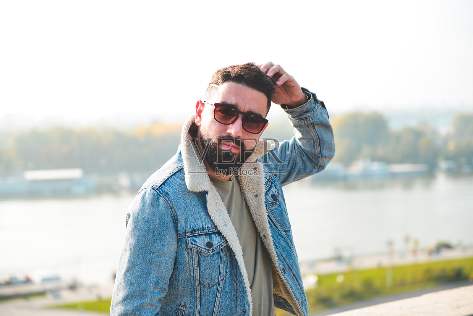 年轻人外照片摄影图片