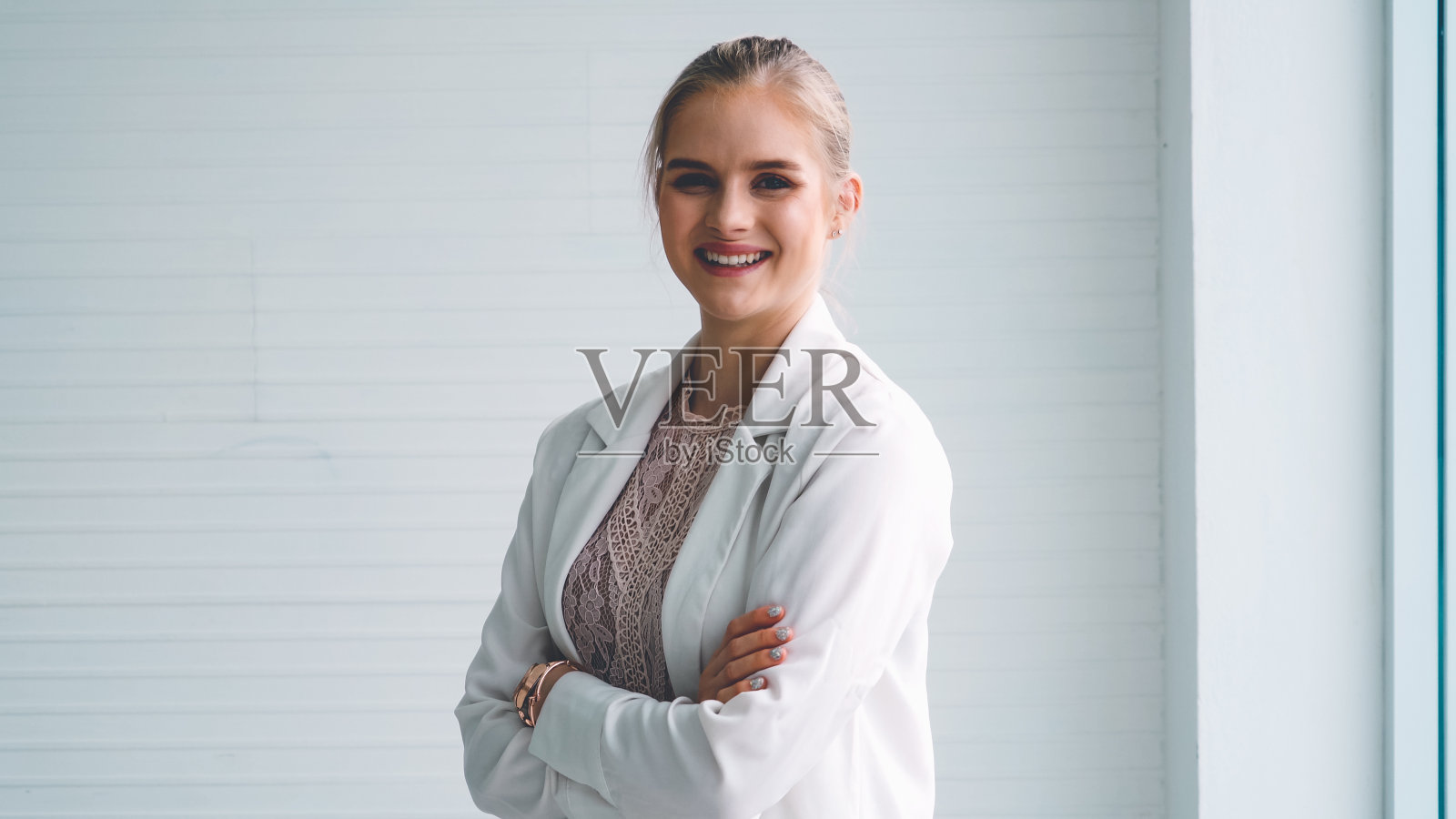 迷人的年轻女人的侧面肖像在办公室照片摄影图片