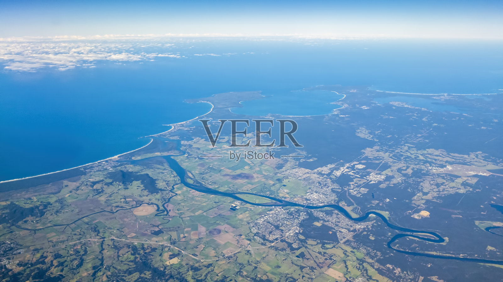 在云海之上飞翔照片摄影图片