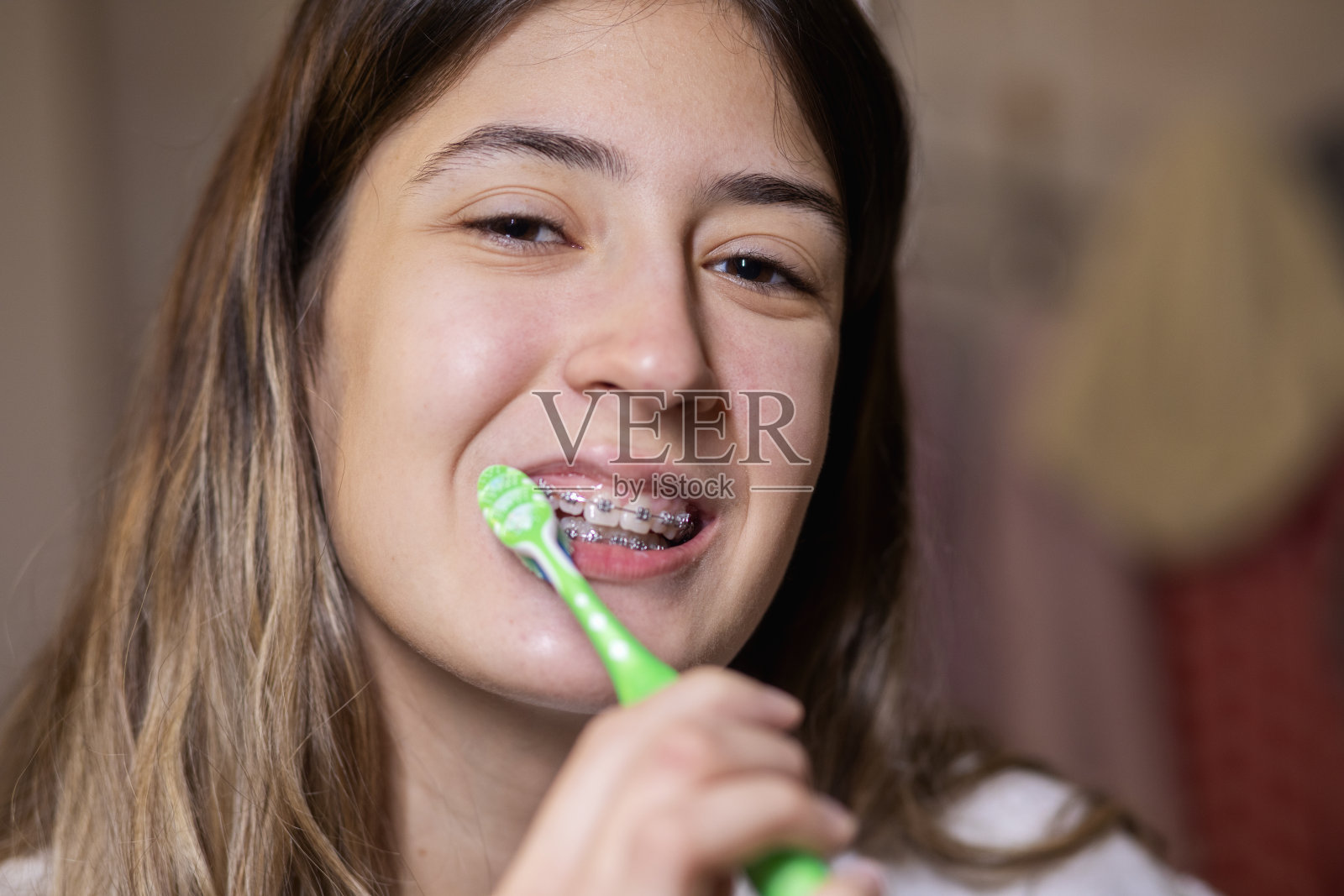 开朗的少女在浴室里刷牙照片摄影图片