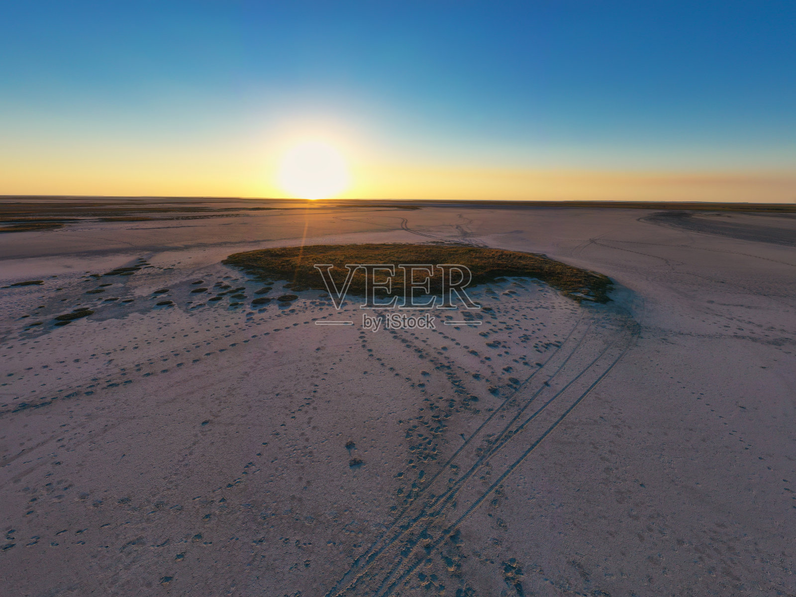 一个美丽的湖附近的桑迪沼泽照片摄影图片