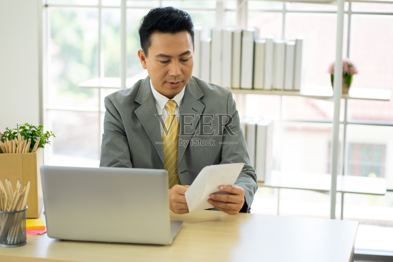 因工作感到绝望的沮丧亚洲商人。受病毒影响，在金融办公室感到压力的人。新常态概念照片摄影图片