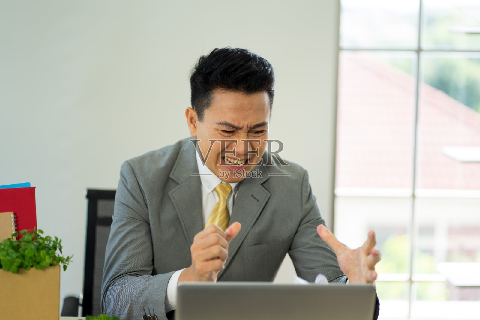 沮丧的商人感到绝望的担心金融业务问题在办公室在家工作照片摄影图片