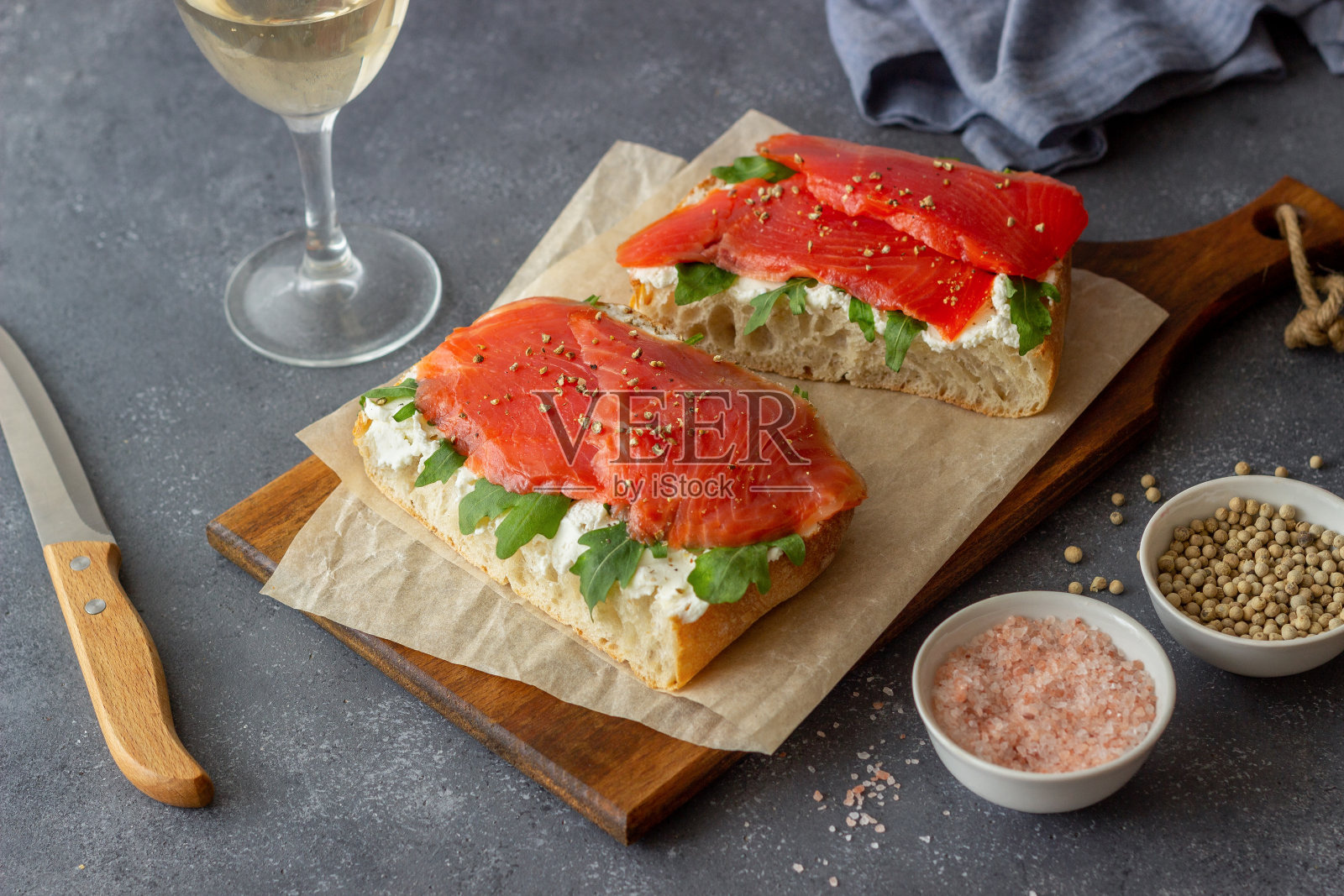 有三文鱼，芝麻菜和白奶酪的三明治。健康饮食。照片摄影图片