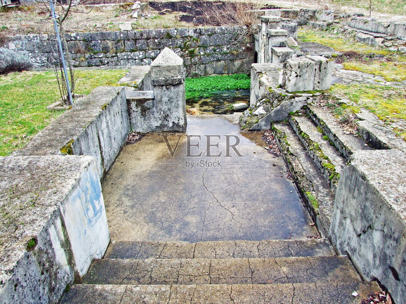 用Banovaca喷泉，otajef - Croatia (Kameni reljef sa cesmom Banovaca ili你Otavicama, Otavice - Hrvatska)制作的石头浮雕照片摄影图片