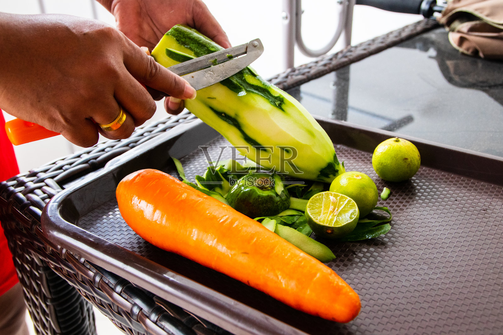 厨房里的黄瓜皮照片摄影图片