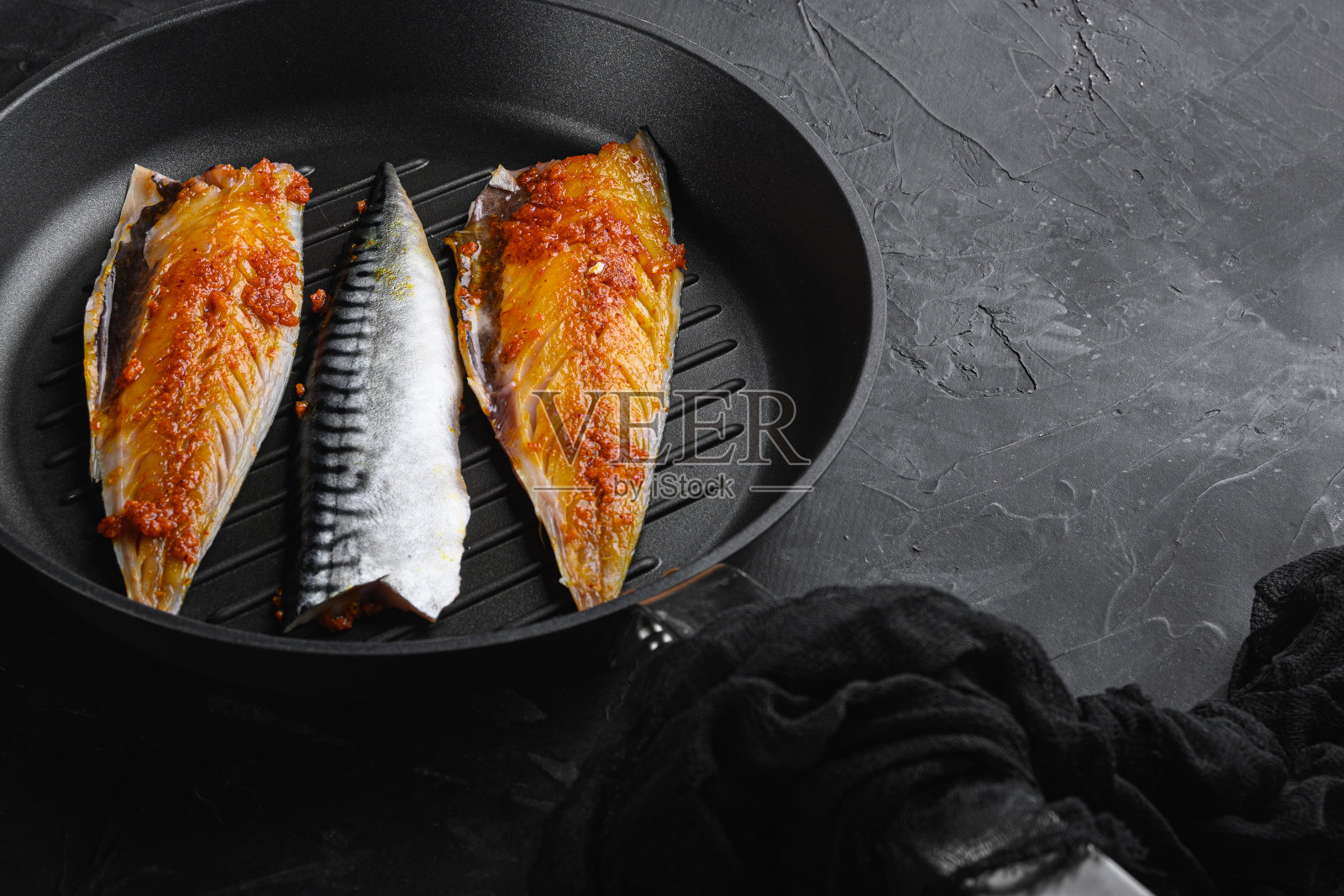 腌鲭鱼锅上黑色背景与文字空间照片摄影图片