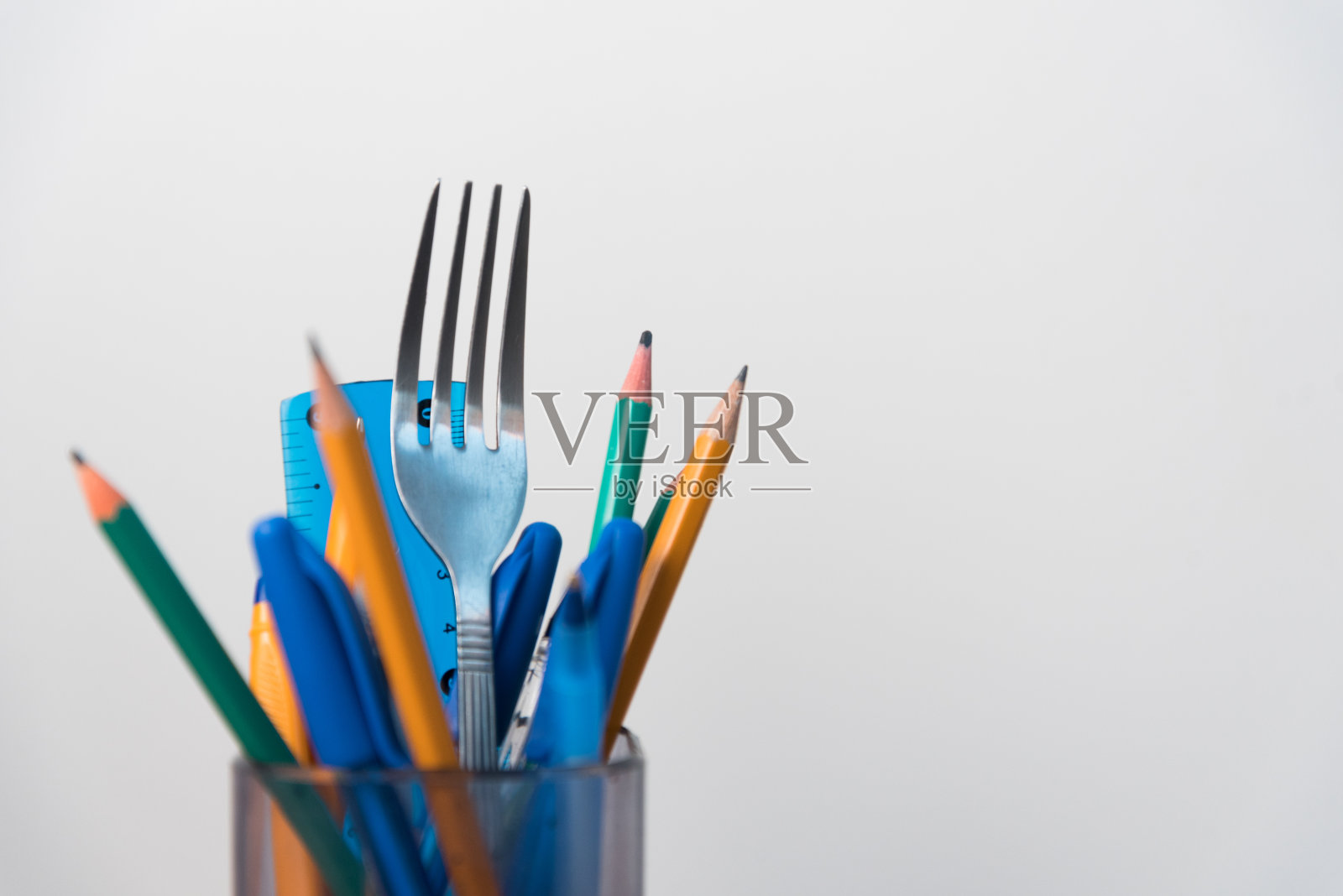 一起是文具和叉子。远程工作的概念。混合使用办公室和桌子上的工具照片摄影图片