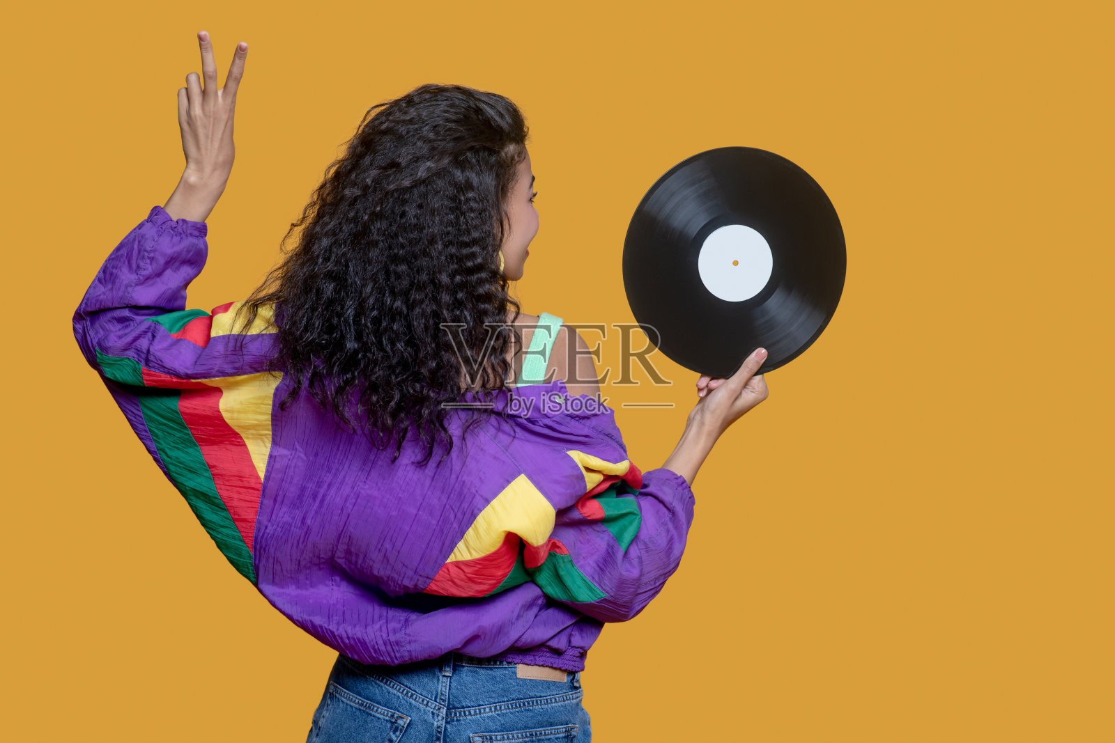 一个黑头发的小女孩手里拿着一张唱片照片摄影图片